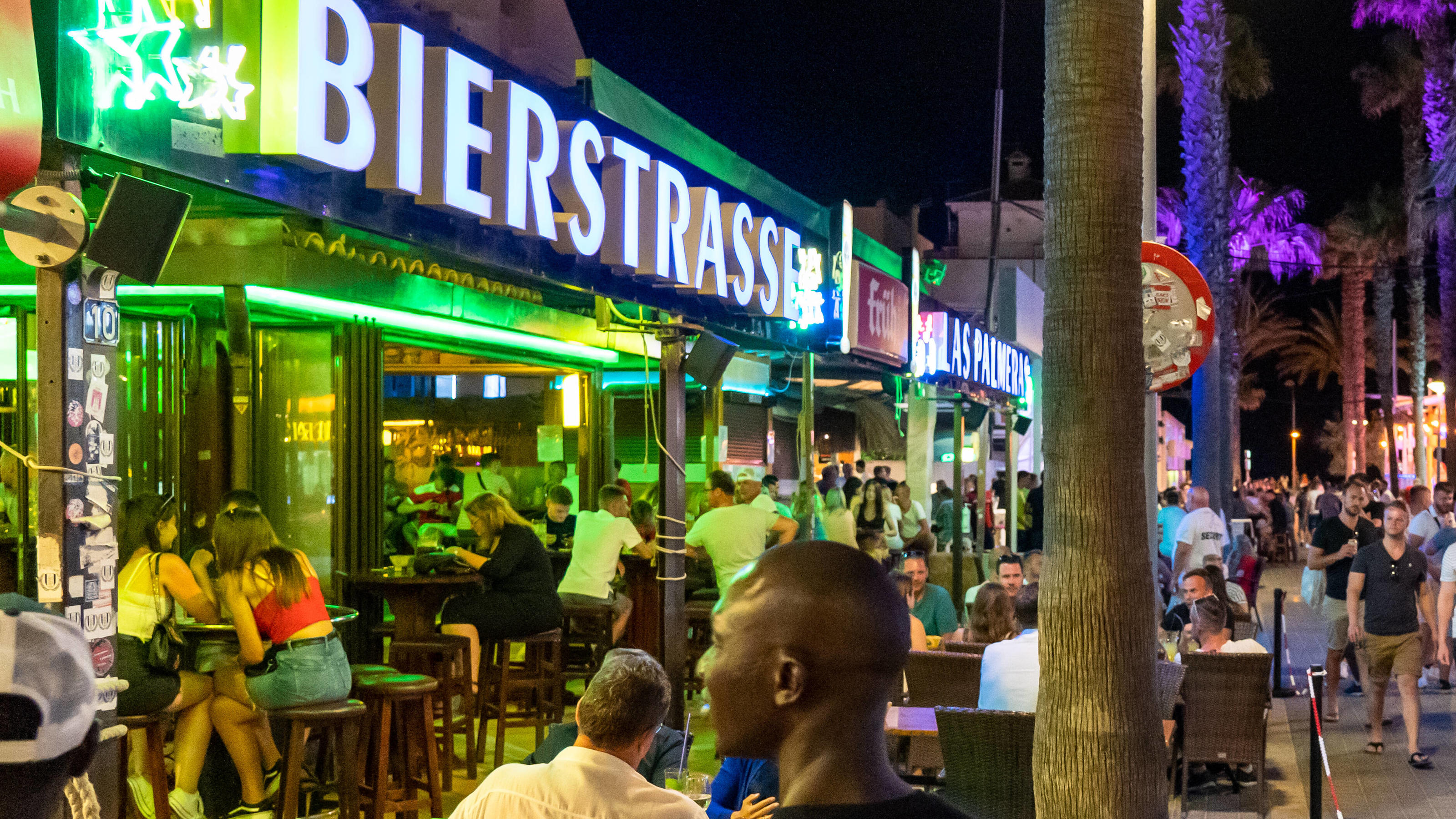 Corona-Chaos auf Mallorca? Aufstand der Ballermann-Wirte gegen Maßnahmen News Bilder des Tages Während der Corona-Pandemie und nach dem Lockdown konzentriert sich das Nachtleben an der Playa de Palma auf der Insel Mallorca auf die so genannte Bierstraße -Sicherheitsabstände werden offenkundig nicht durchgängig eingehalten