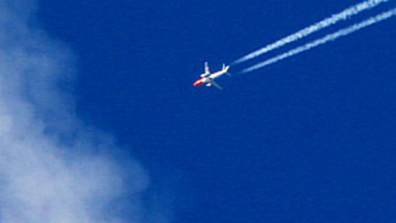 Schädlicher als CO2: Weltweite Höchstwerte beim Treibhausgas Methan Flugzeuge kreuzen am Donnerstag (22.04.2010) im Luftraum Nürnberg über Ansbach (Mittelfranken). Nach tagelangem Flugverbot wegen isländischer Vulkanasche ist der Luftraum über Deutschland wieder für den Flugverkehr geöffnet. Foto: Karl-Josef Hildenbr