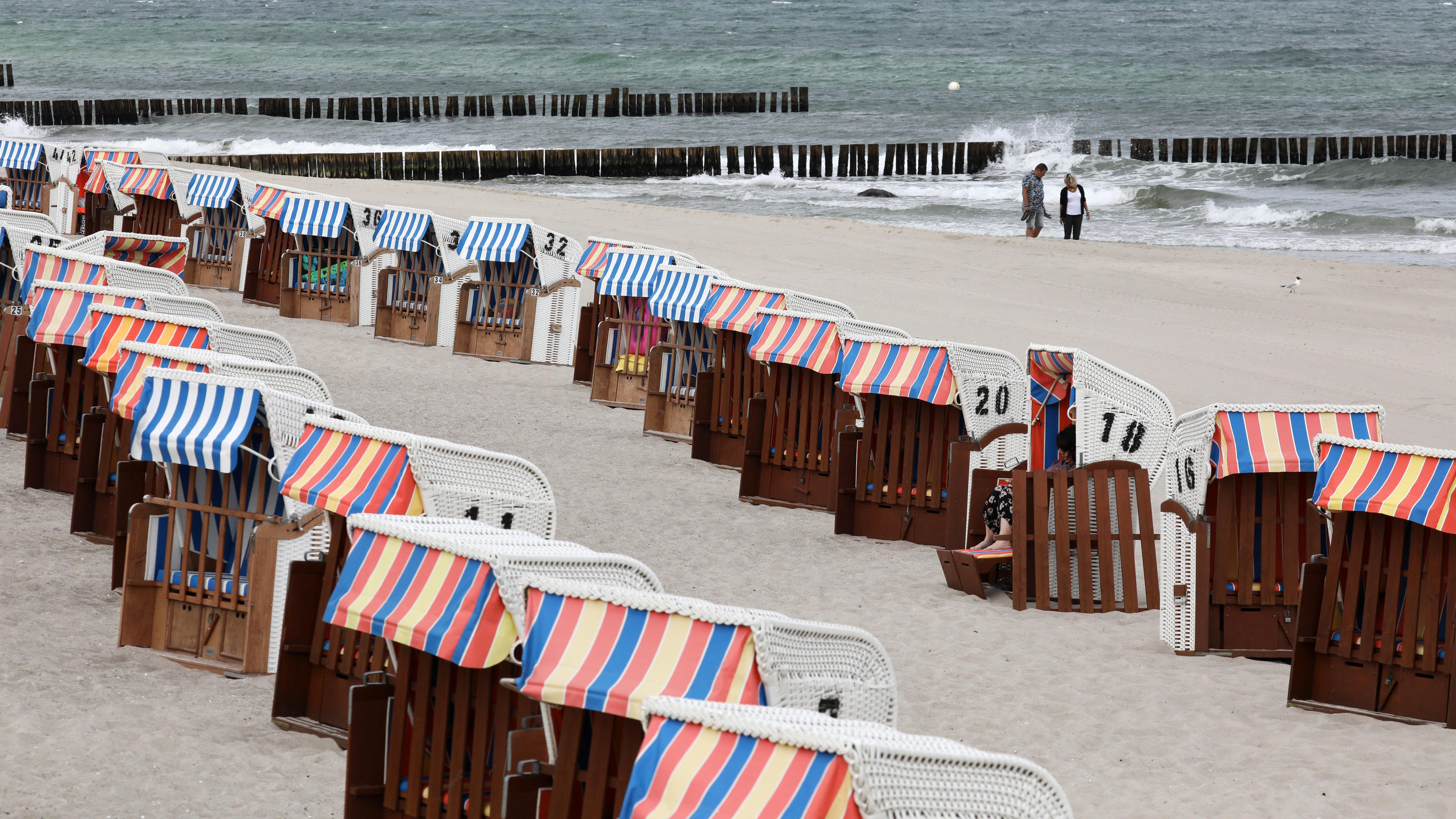 Der Sommer 2020 ist an einigen Orten bisher eine 0-Nummer, sogar die Doppelnull ist im Rennen 30.06.2020, Mecklenburg-Vorpommern, Kühlungsborn: Wolken, Wind und Temperaturen unter 20 Grad sorgen für leere Strandkörbe, nur vereinzelt sind Spaziergänger unterwegs. In Mecklenburg-Vorpommern wird es in den kommenden Tagen meist wolkig und nass. A