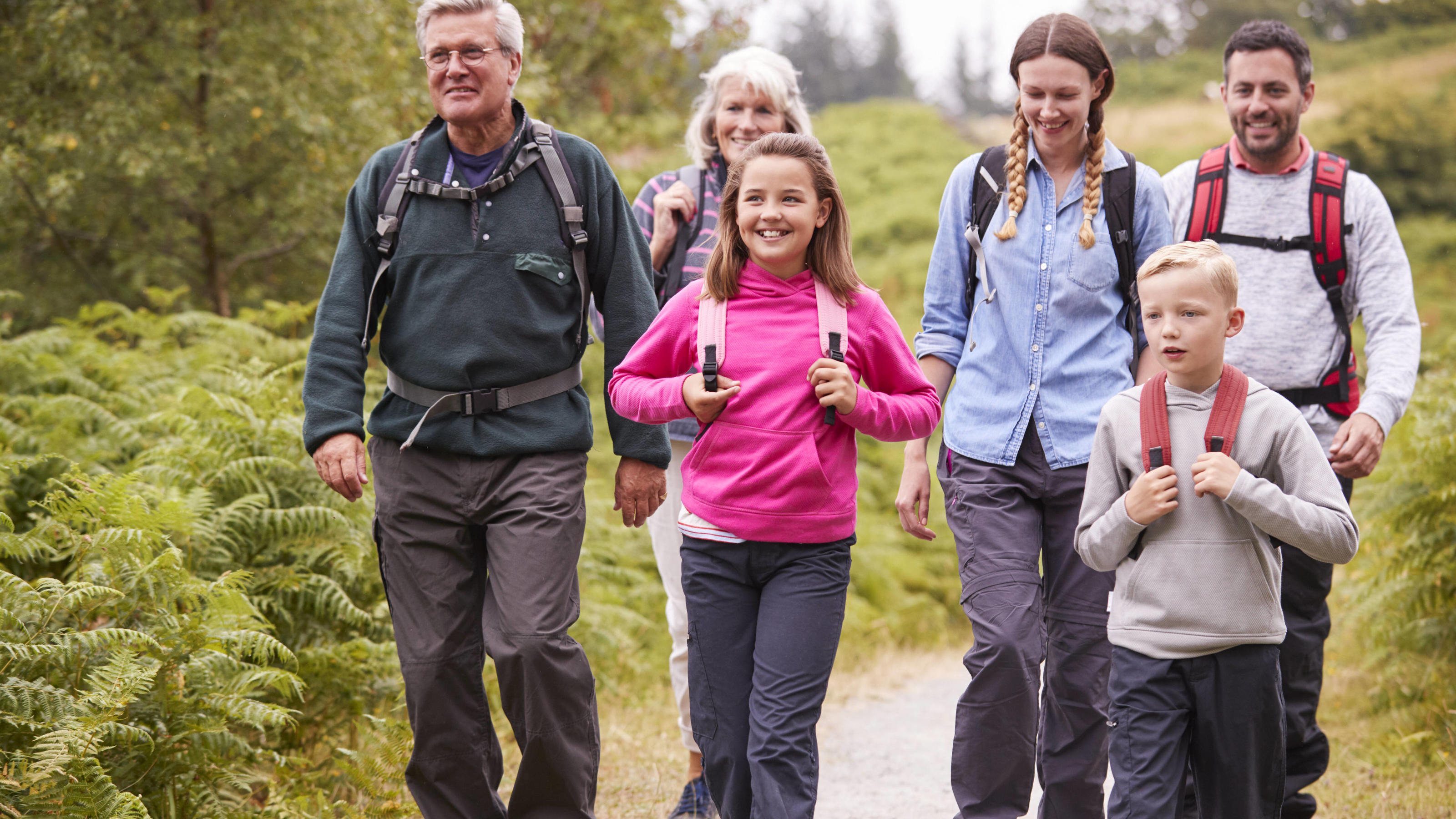 Wanderschuhe: 5 Modelle für den nächsten Ausflug Familienausflug in den Wald.