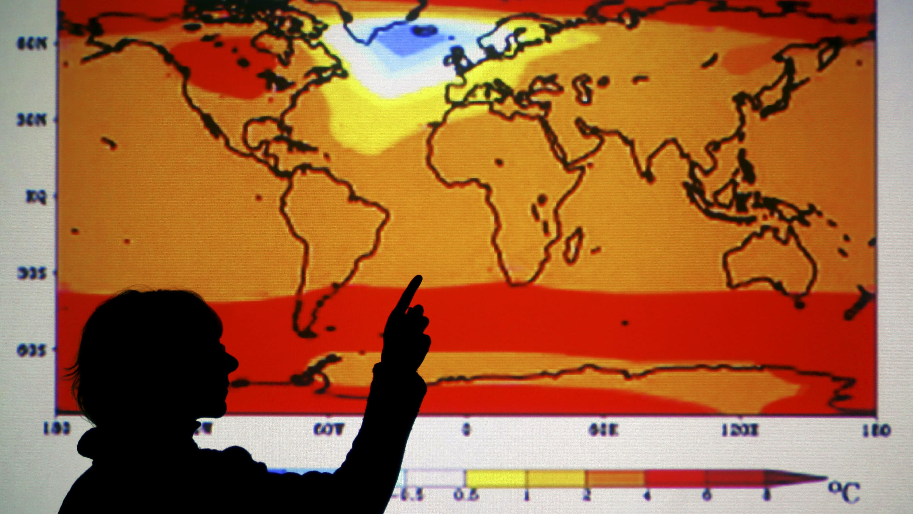 Wetterlexikon: IPCC (Weltklimarat) ARCHIV - Eine Mitarbeiterin des Instituts für Klimaforschung (PIK) in Potsdam erläutert an einer Computersimulation das Szenario der globalen Erwärmung zwischen den Jahren 1900 und 3000 (Archivfoto vom 25.01.2005). Der Klimarat der Vereinten Nationen