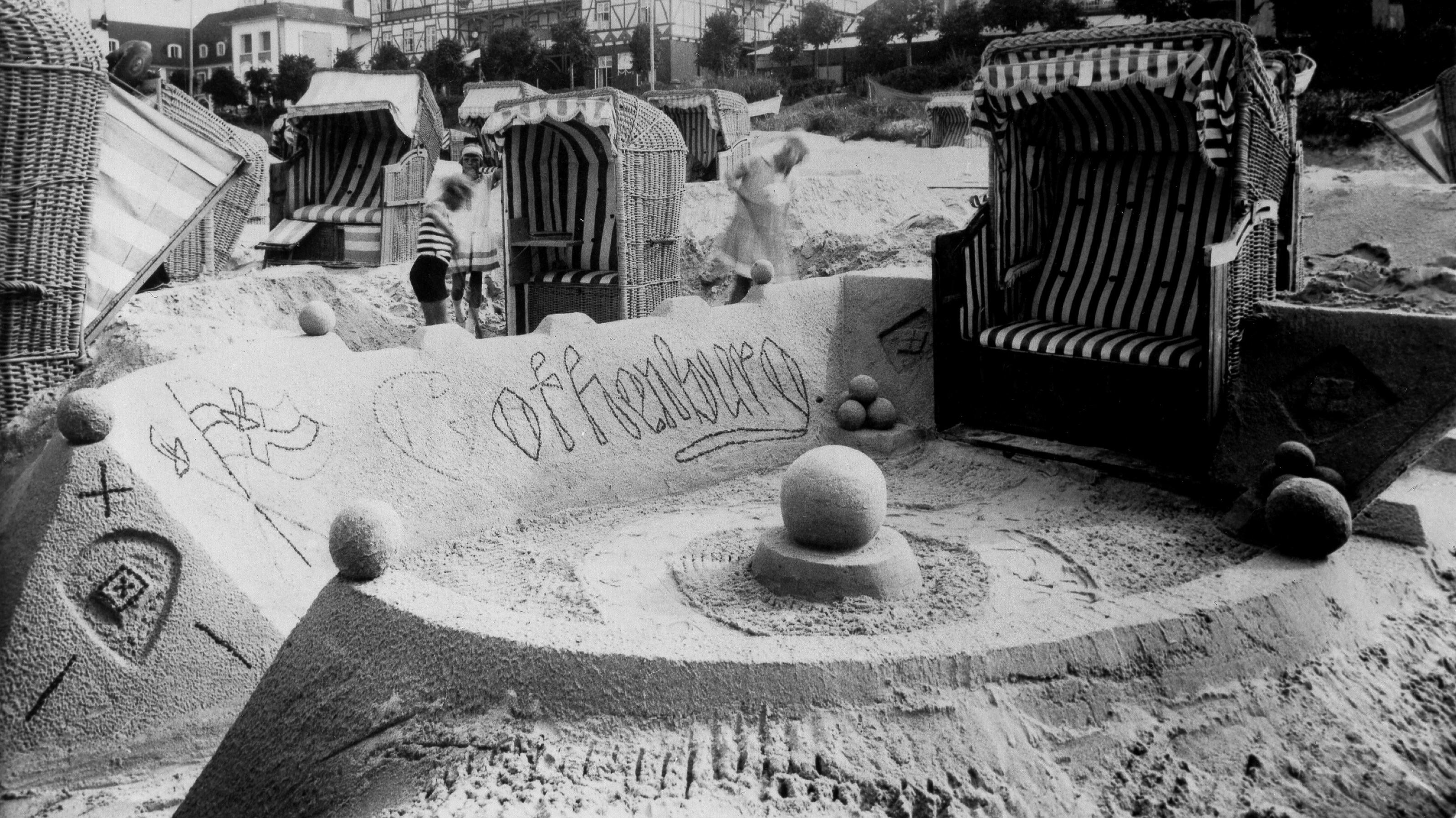 Urlaub an Nordsee und Ostsee: Strandburgen sind selten geworden Strand auf Rügen im Jahr 1927