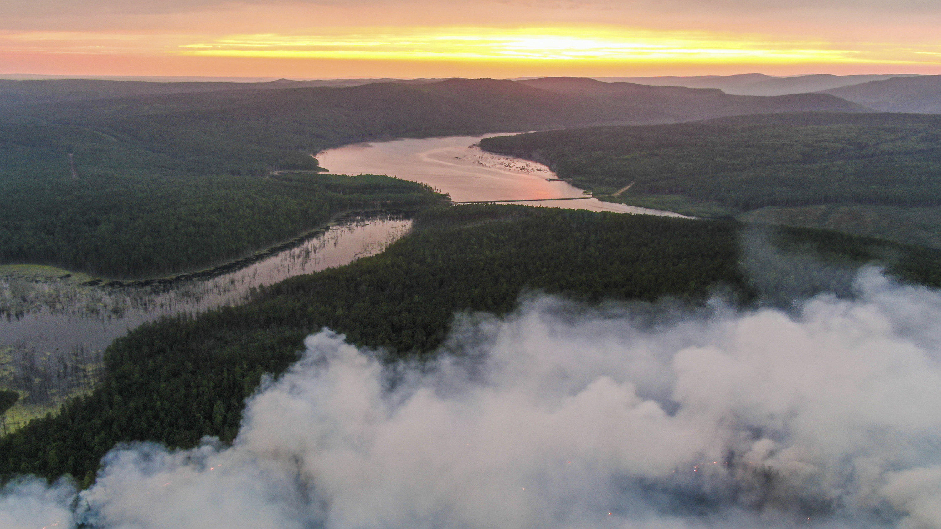 So wenig Arktis-Eis wie nie - Rekordwerte in Spitzbergen Das von Greenpeace Russland veröffentlichte Foto zeigt einen Waldbrand in der Region Krasnojarsk.