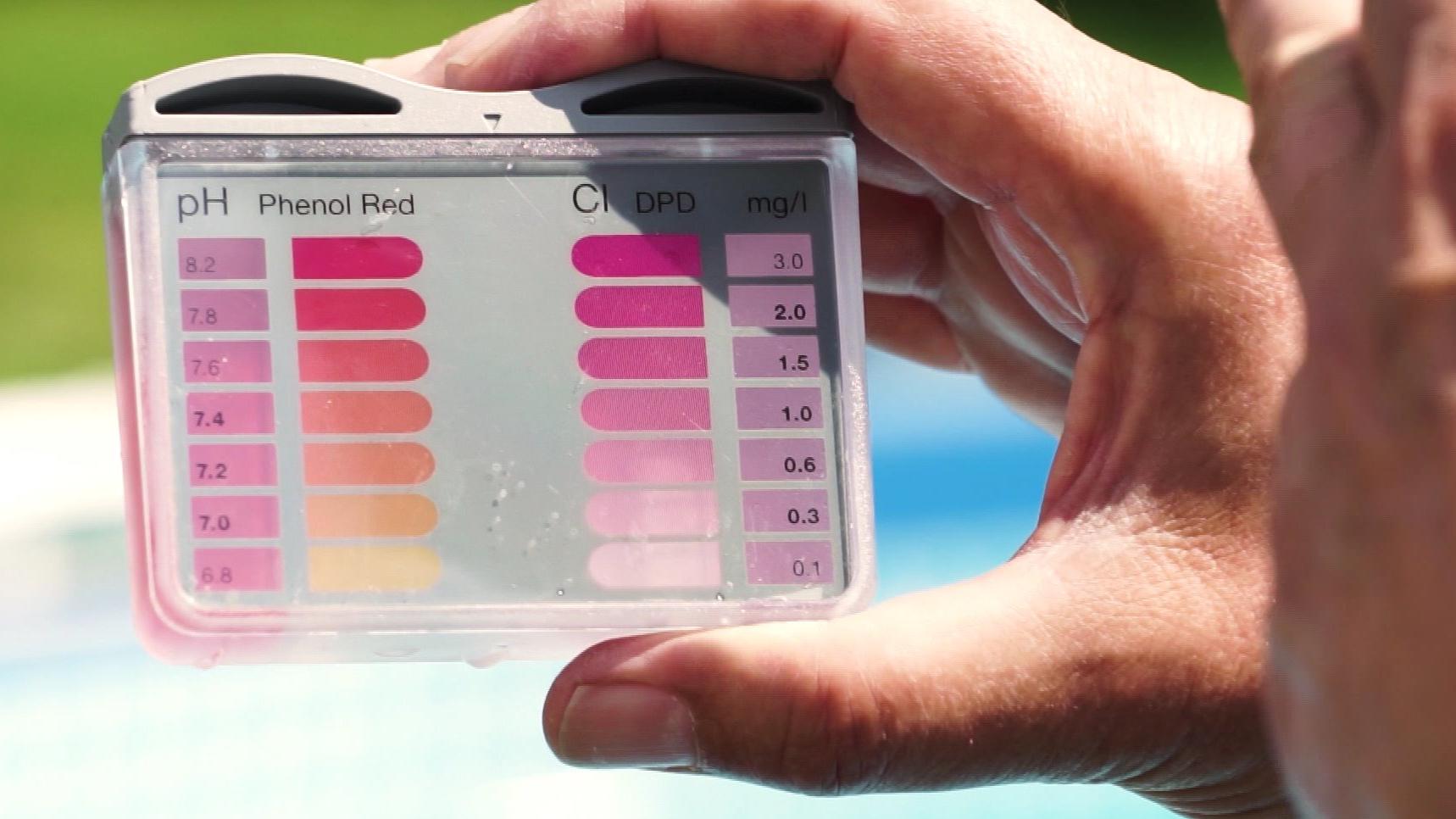So bleiben Pool und Planschbecken sauber und keimfrei Teststreifen zeigen den Chlorgehalt im Poolwasser.