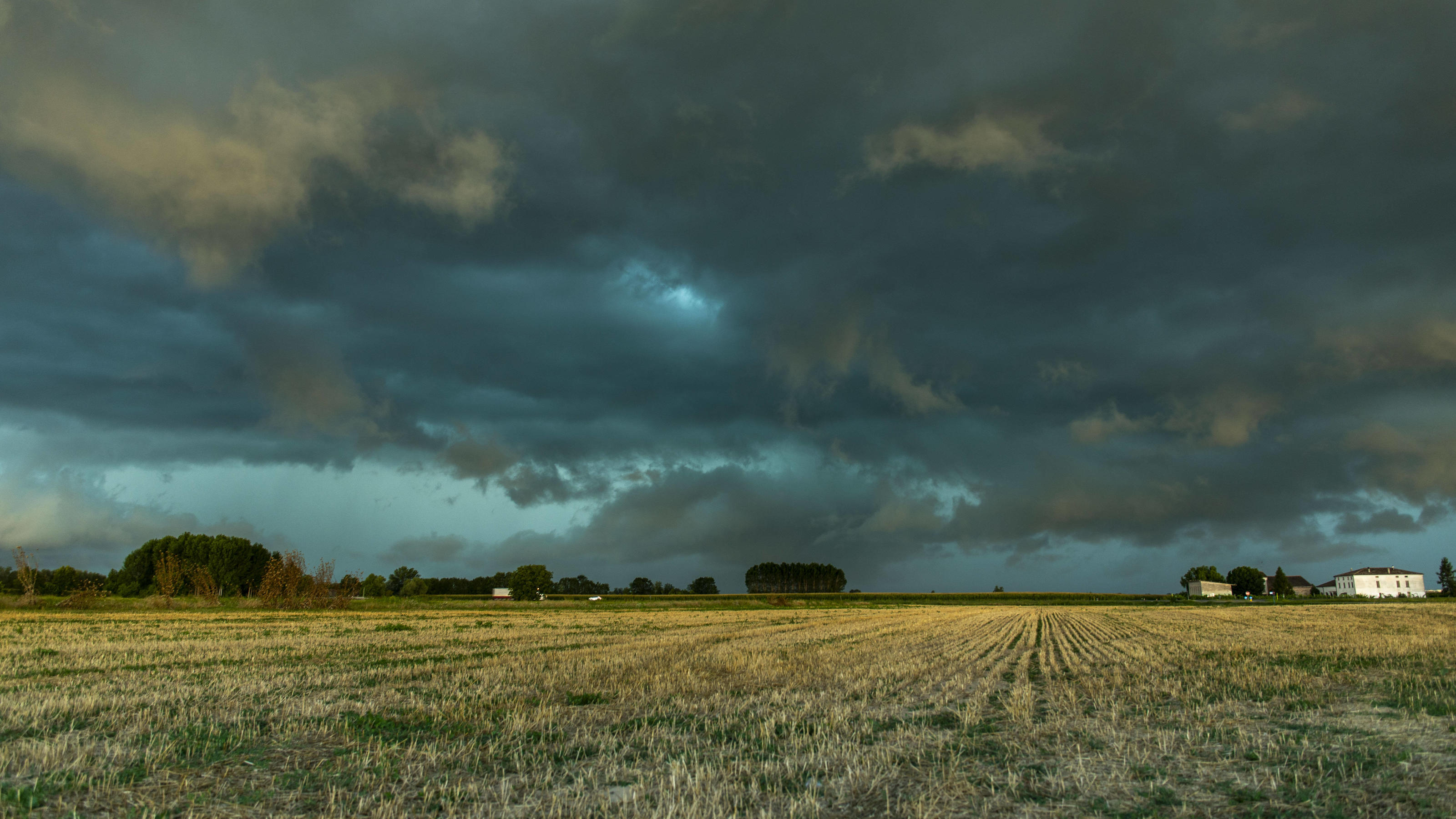 Unwetter in Spanien und Italien: Schwere Gewitter und sogar Tornados drohen 200724 Unwetter. Eine riesige Gewitterfront ist am Freitagmorgen über Norditalien hinweg gezogen. Ein sogenanntes Bow Echo brachte starke Unwetter mit sich. Nahe Bozzolo zog die Unwetterfront mit einer riesigen Shelf cloud auf. Was für eine bedrohli