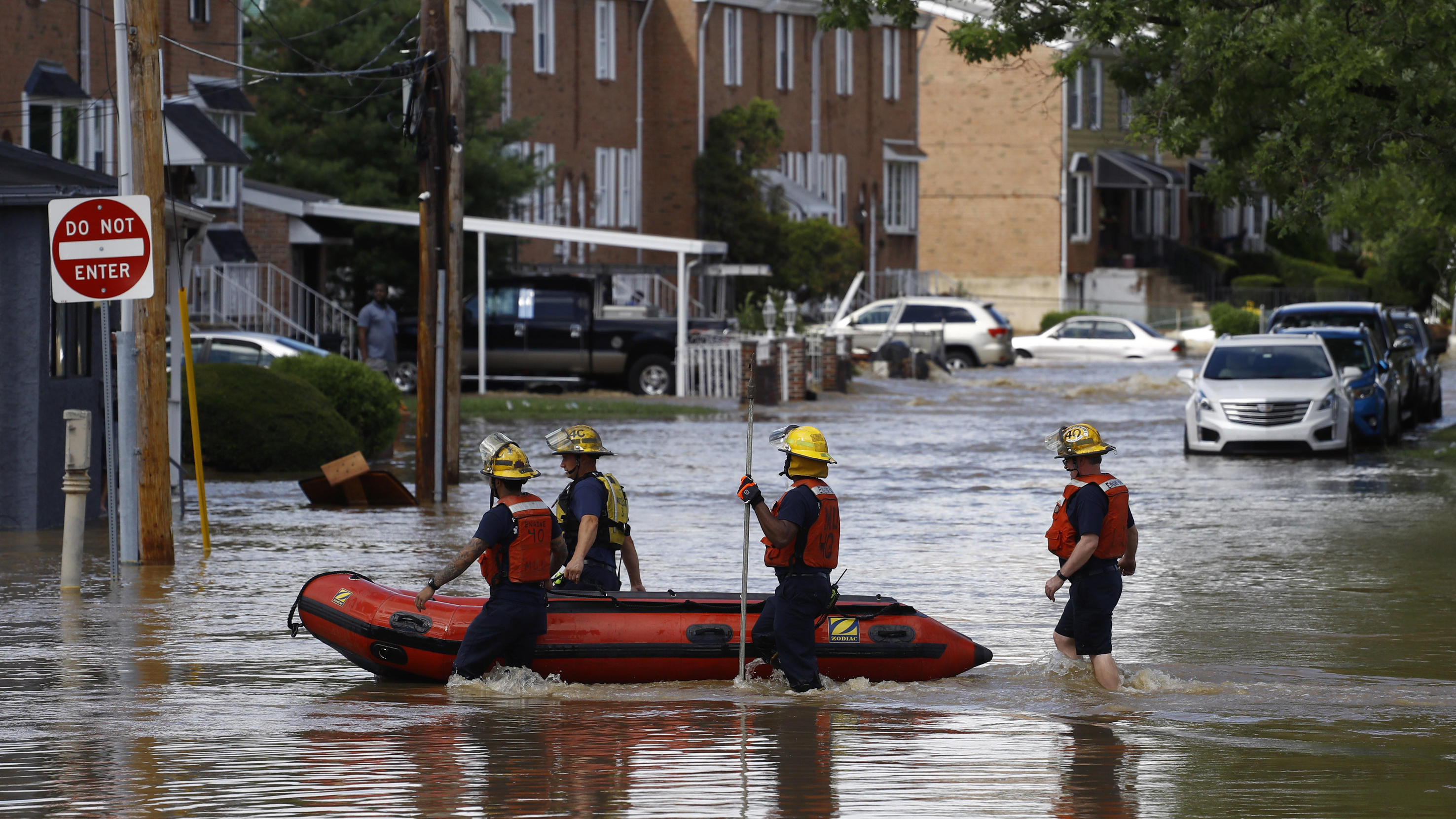 USA: Hurrikan „Isaias“ hinterlässt Spur der Verwüstung - Zwei Tote im Wohnmobilpark Philadelphia firefighters walk through a flooded neighborhood after Tropical Storm Isaias moved through, Tuesday, Aug. 4, 2020, in Philadelphia. The storm spawned tornadoes and dumped rain during an inland march up the U.S. East Coast after making la