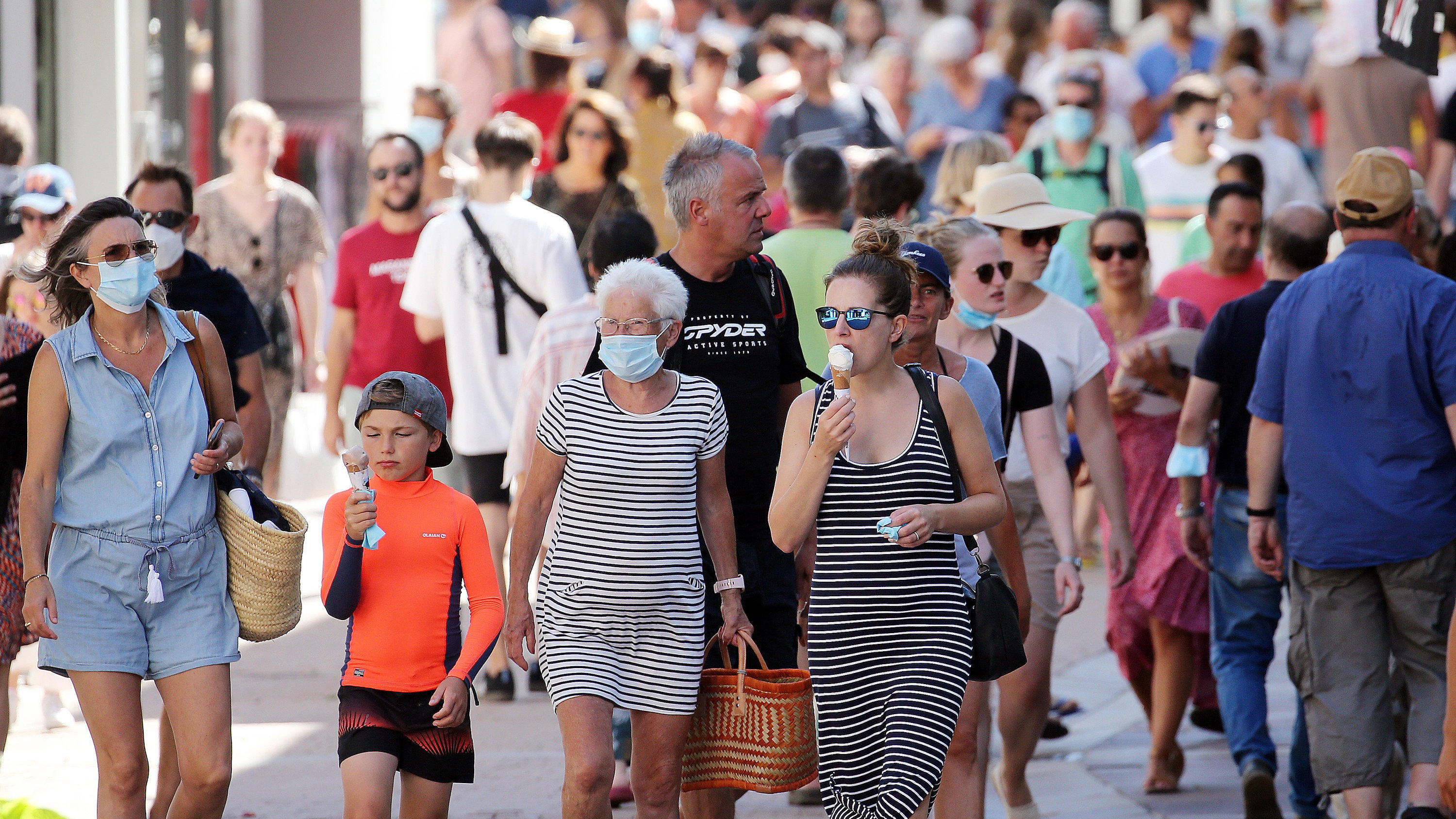 Um Deutschland herum alles rot! So heftig ist die 2. Corona-Welle in Europa 18.07.2020, Frankreich, Saint-Jean-de-Luz: Menschen gehen durch eine Straße der Stadt. Der französische Premierminister Castex hat eine Maskenpflicht ab nächster Woche in geschlossenen öffentlichen Räumen angekündigt. In Frankreich wird eine zweite W