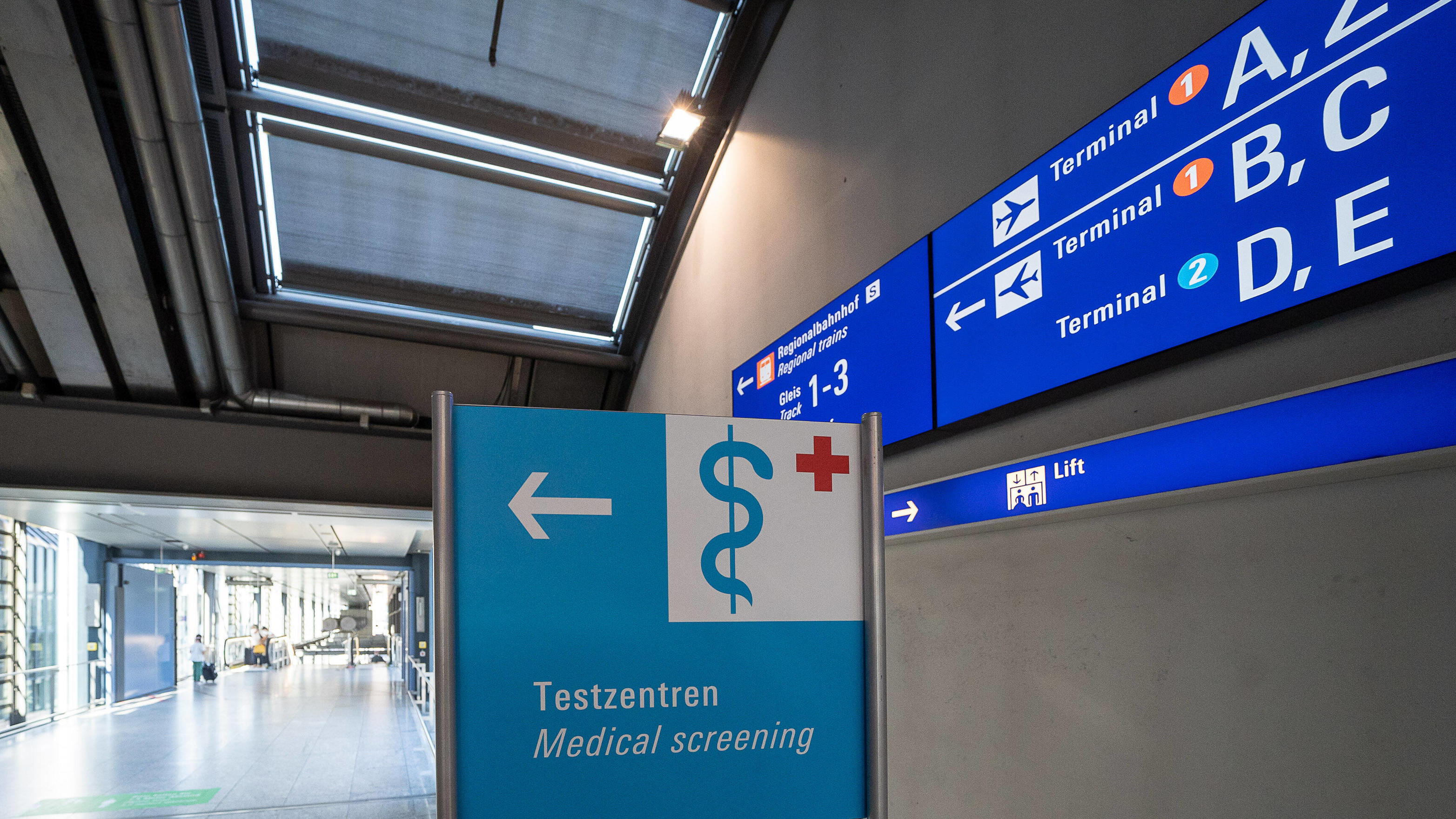 Corona-Testzentren für Reisende: Bisher kaum positiv Getestete an deutschen Großflughäfen Teststationen für Reiserückkehrer am Frankfurter Flughafen