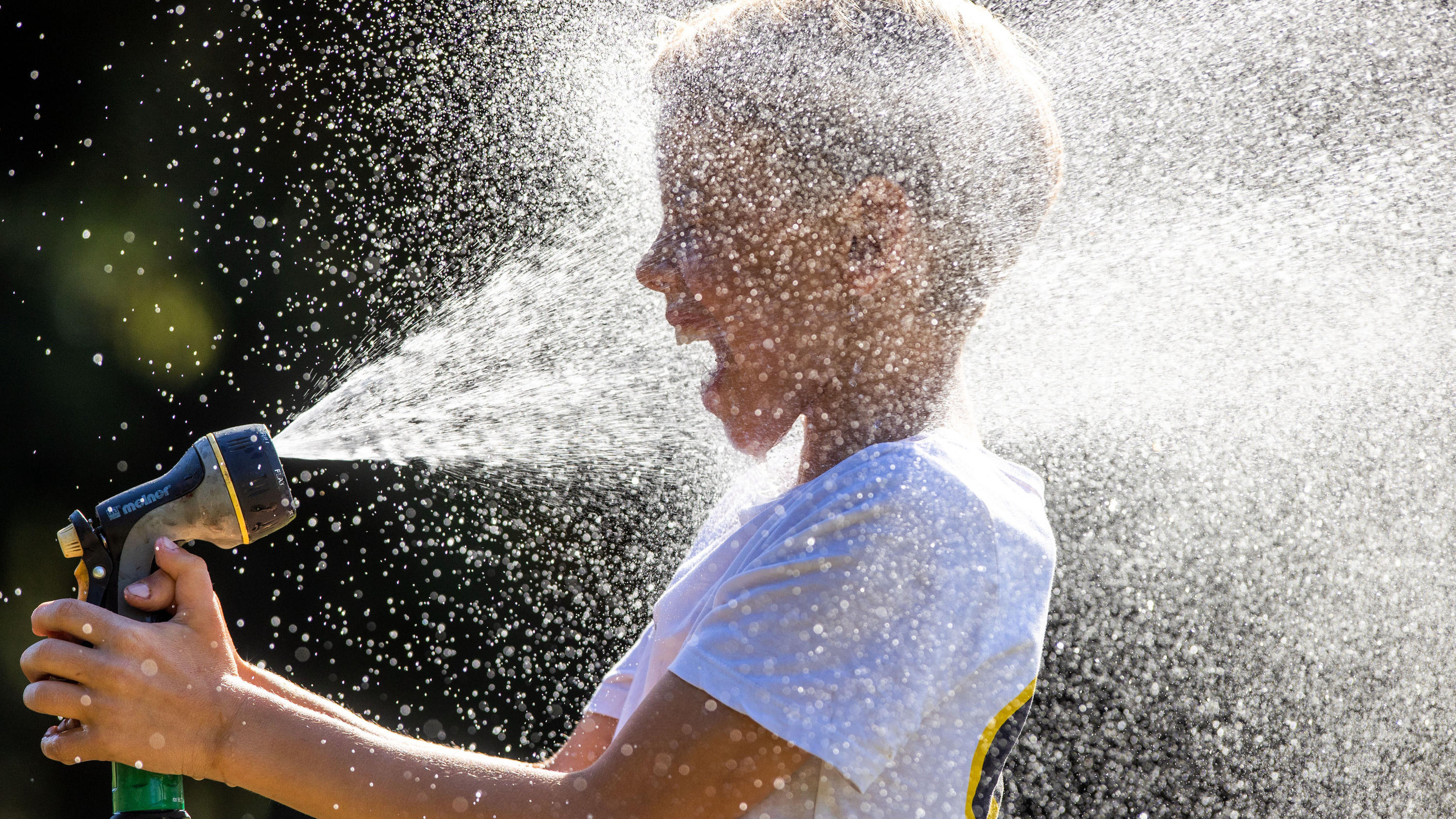 Was tun bei Hitze? Zehn Tipps für eine erfrischende Abkühlung Bei nahezu wolkenlosem Wetter mit viel Sonne steigen die Temperaturen in Deutschland auf über 30 Grad. Fot