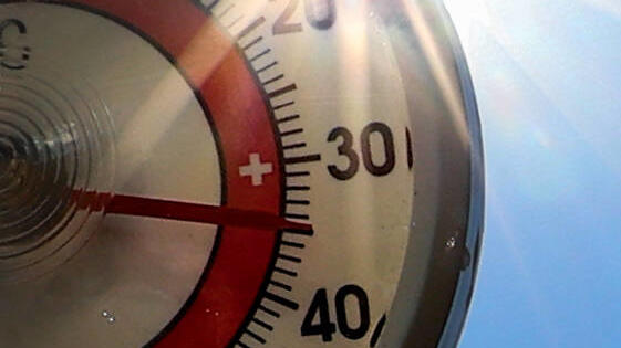 Hitzewelle in Deutschland: Lokal bis zu 40 Grad möglich Symbolfoto, Hitze, Hitzewelle, Thermometer, Sonne, blauer Himmel, Temperaturen über 30 Grad, *** Symbol photo, heat, heat wave, thermometer, sun, blue sky, temperatures above 30 degrees,
