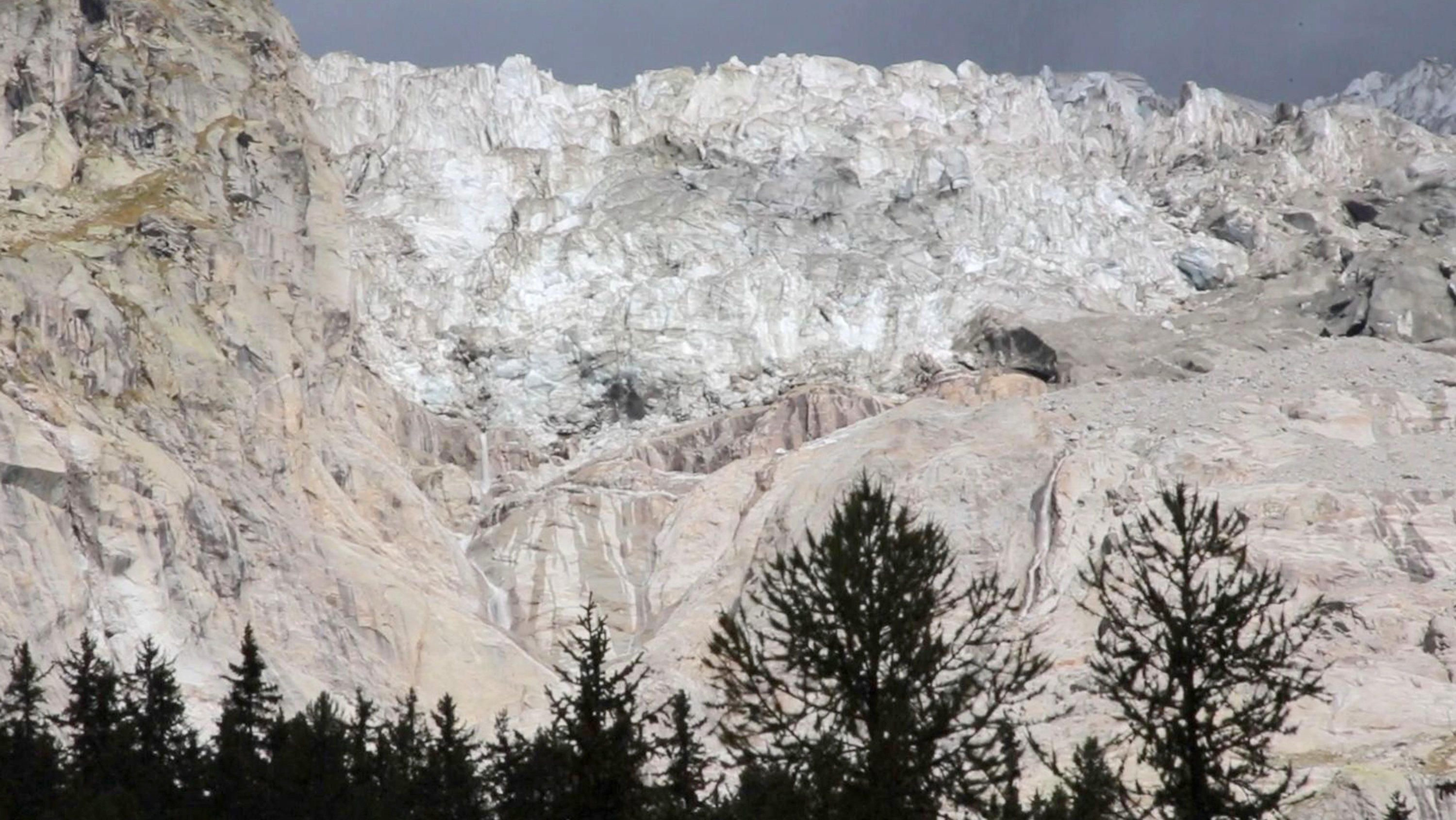 Hitze: Gletscher am Mont Blanc droht ins Tal zu stürzen 06.08.2020, Italien, Courmayeur: Der Planpincieux-Gletscher unterhalb des Mont Blanc bedrohte gut ein Dutzend Einheimische und rund 50 Touristen. Diese wurden daher von Carabinieri und anderen Einsatzkräften in Sicherheit gebracht. Die Straße in das