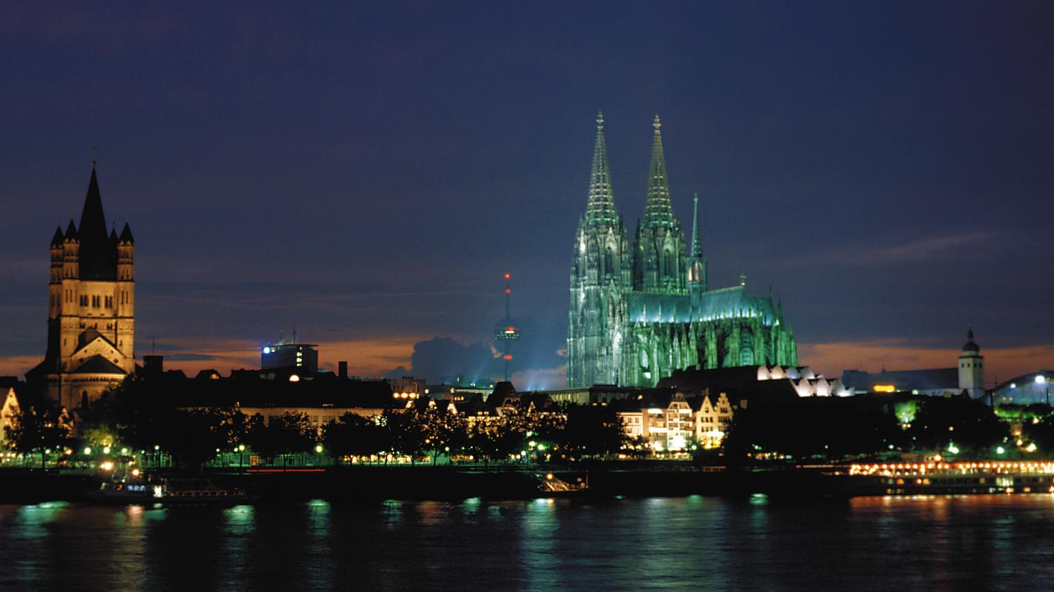 Wetterbericht für den 08.08.2020: Meist laue Sommernacht mit ein paar kühlen Ecken Köln bei Nacht mit Blick auf den Kölner Dom und den Rhein.