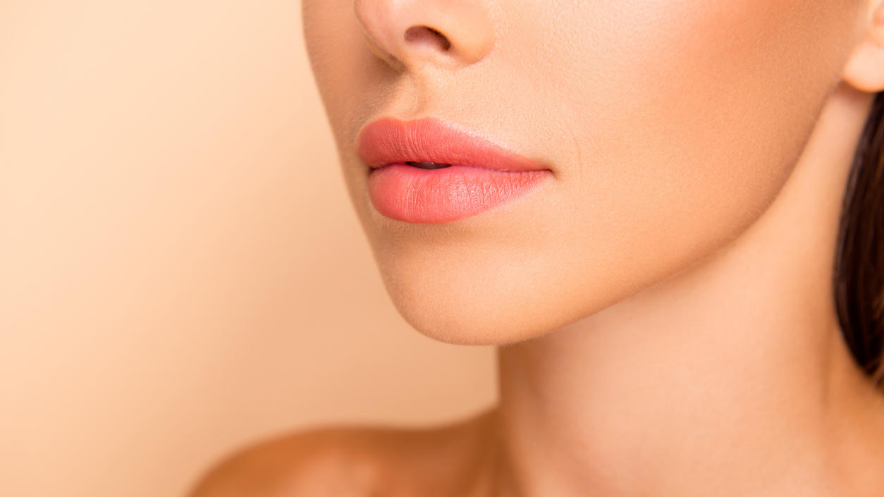 Lip-Contouring-Anleitung: So wirken die Lippen sofort voller Gesicht einer Frau mit vollen Lippen.