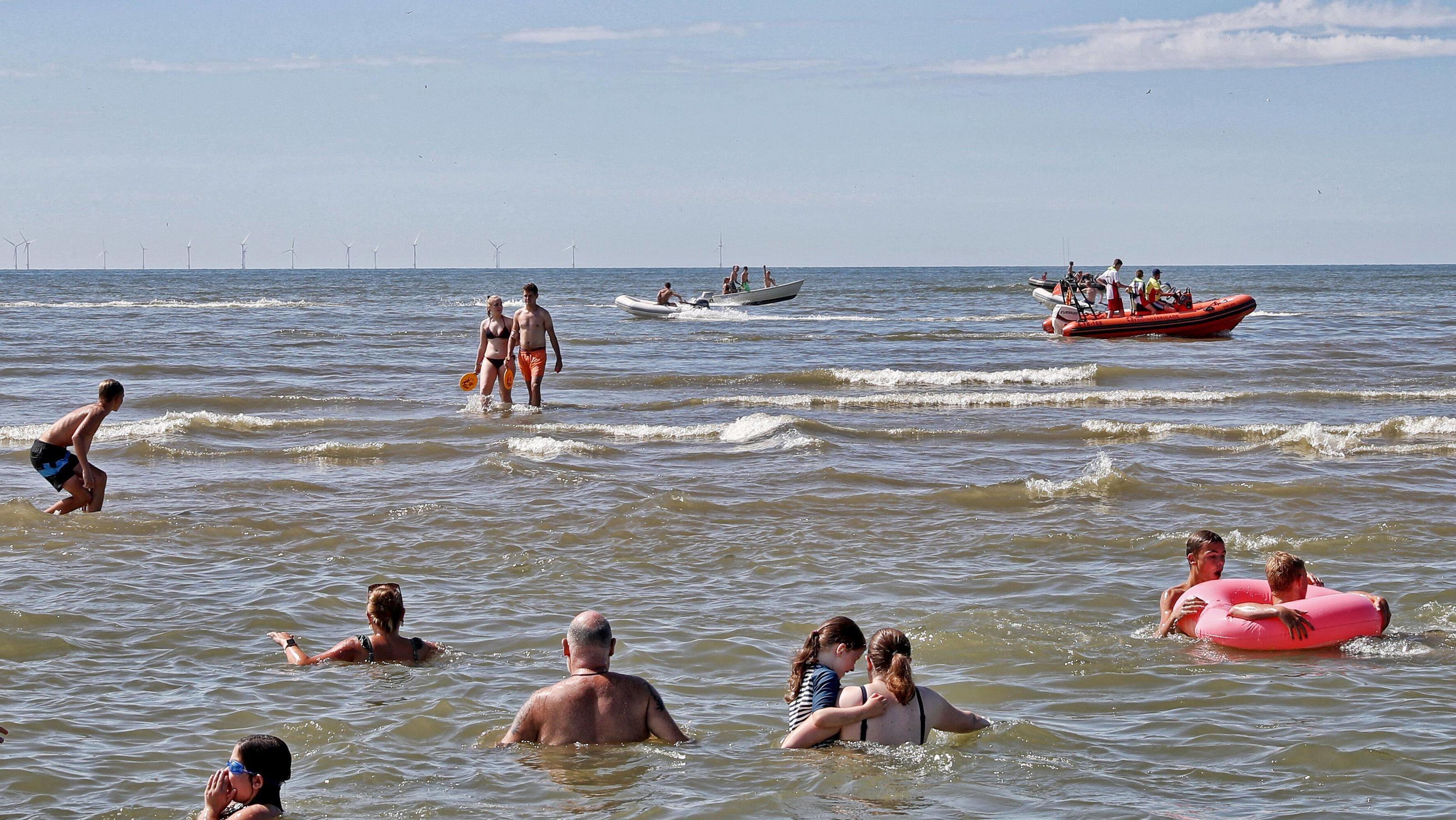 Wetterbericht für den 09.08.2020: Sternenklar und tropisch in der Nacht Egmond aan Zee, Netherlands, 06 08-2020, Hot weather Holland, beach, Busy, crowded, 1,5 meter, corona, Hot summer weather in the Netherlands Hot summer weather in the Netherlands PUBLICATIONxINxGERxSUIxAUTxONLY x8860867x Copyright: