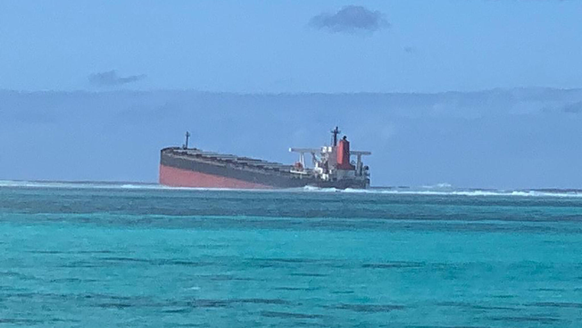 Umweltschützer befürchten größere Ölkatastrophe für Mauritius HANDOUT - 07.08.2020, Mauritius, ---: Der Frachter Wakashio, der bereits am 25. Juli auf Grund lief, liegt vor der Ostküste von Mauritius im Indischen Ozean. Der Küste des Urlaubsparadieses Mauritius droht eine Umweltkatastrophe. Der Frachter verlier