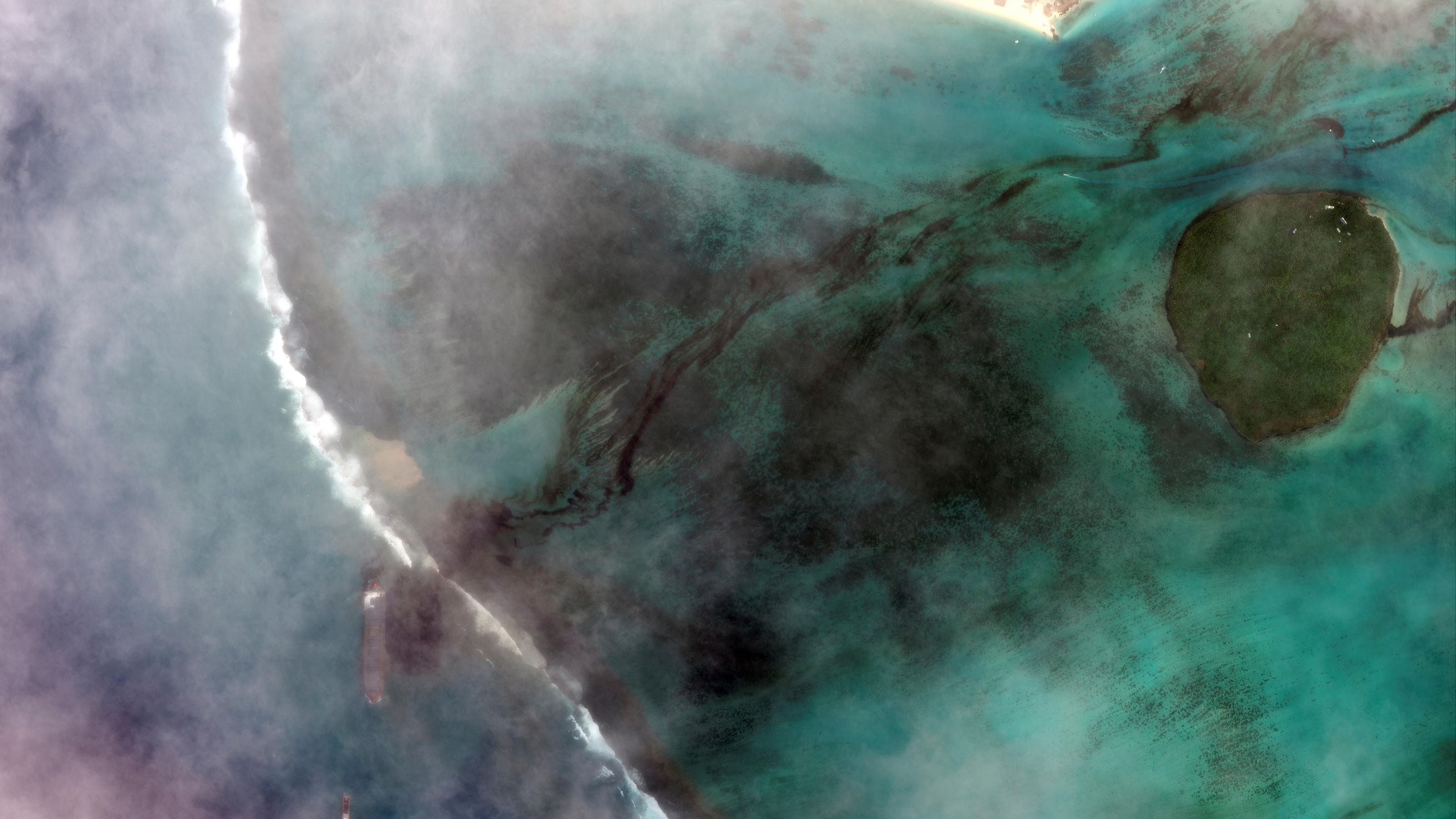 Umweltschützer befürchten größere Ölkatastrophe für Mauritius A satellite image shows the bulk carrier ship MV Wakashio and its oil spill after it ran aground off the southeast coast of Mauritius, August 7, 2020. Satellite image ?2020 Maxar Technologies/via REUTERS. ATTENTION EDITORS - THIS IMAGE HAS BEEN SUPPL