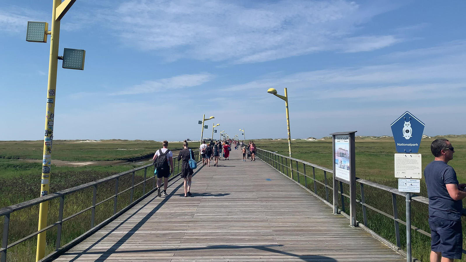 Alle Strandampeln auf Rot? So voll ist es an der Nord- und Ostsee Lasersensoren und Kameras sollen den Zugang über die Seebrücke regeln.