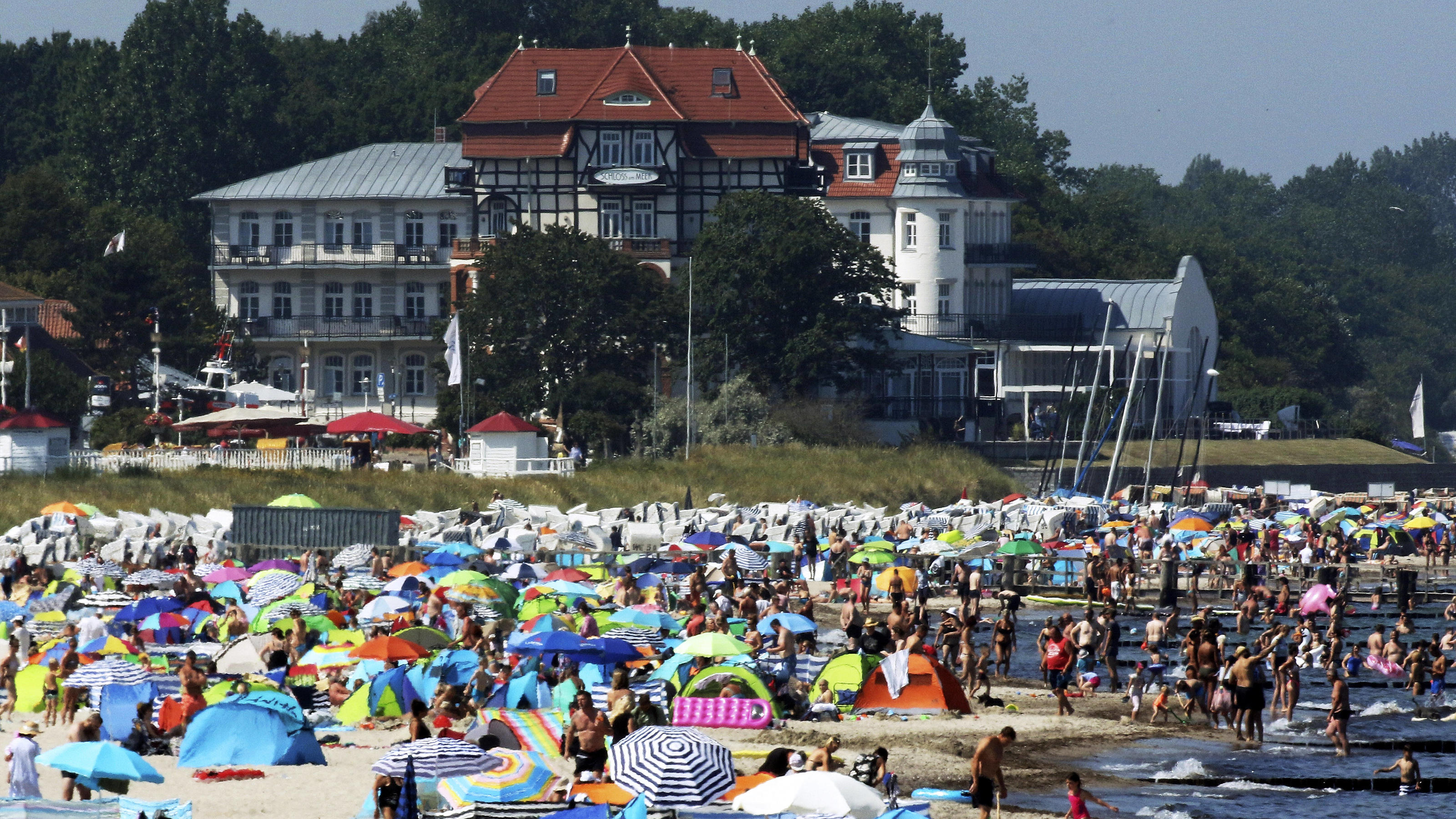 Wetterbericht für den 10.08.2020: Hochsommer-Wetter am Montag Menschen suchen an der Ostsee nach einer Abkühlung im Meer.