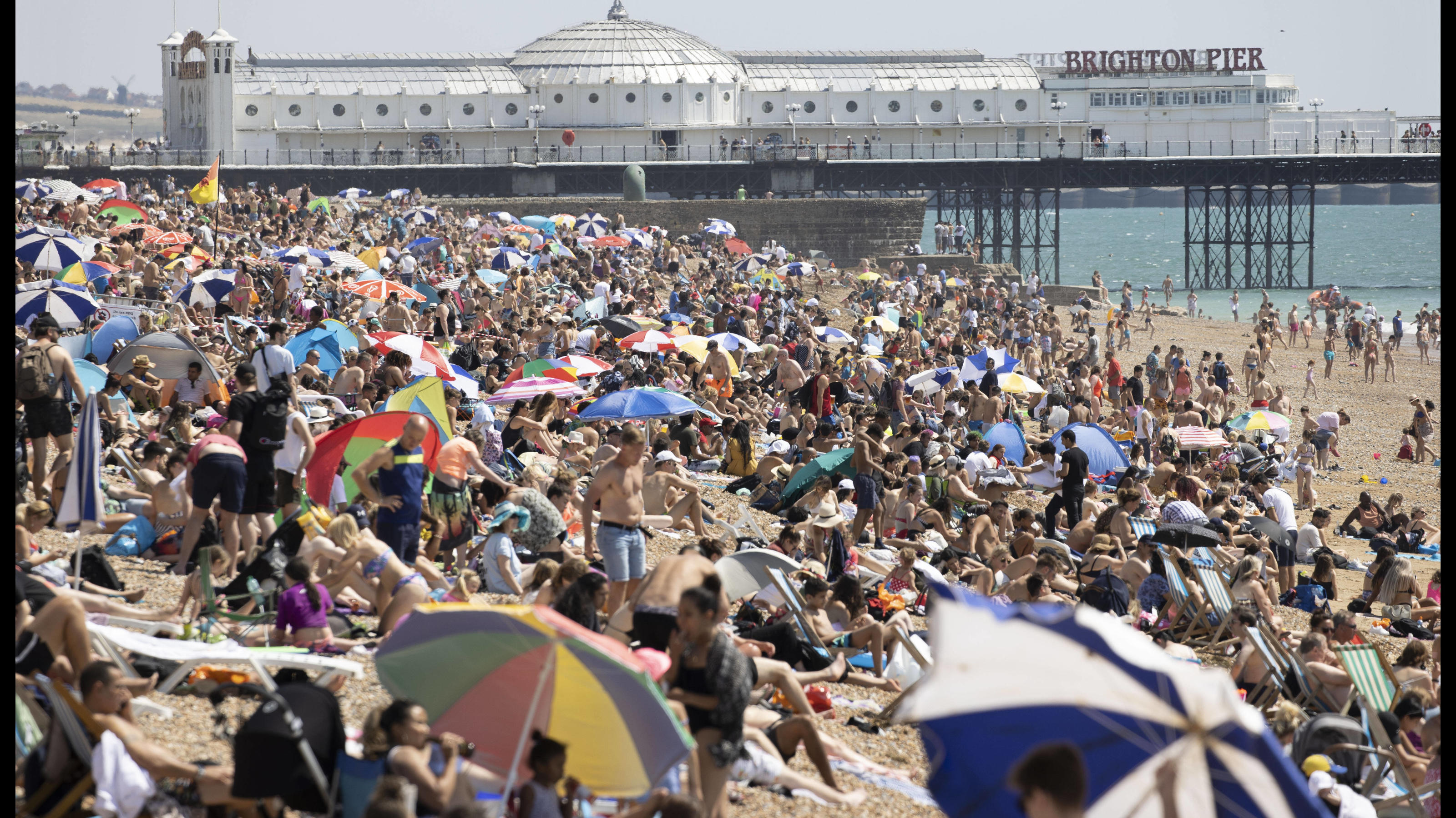 . 31/07/2020. Brighton, United Kingdom. A packed Brighton beach on the hottest day of the year in the UK so far. PUBLICATIONxINxGERxSUIxAUTxHUNxONLY xStephenxLockx/xi-Imagesx IIM-21505-0069