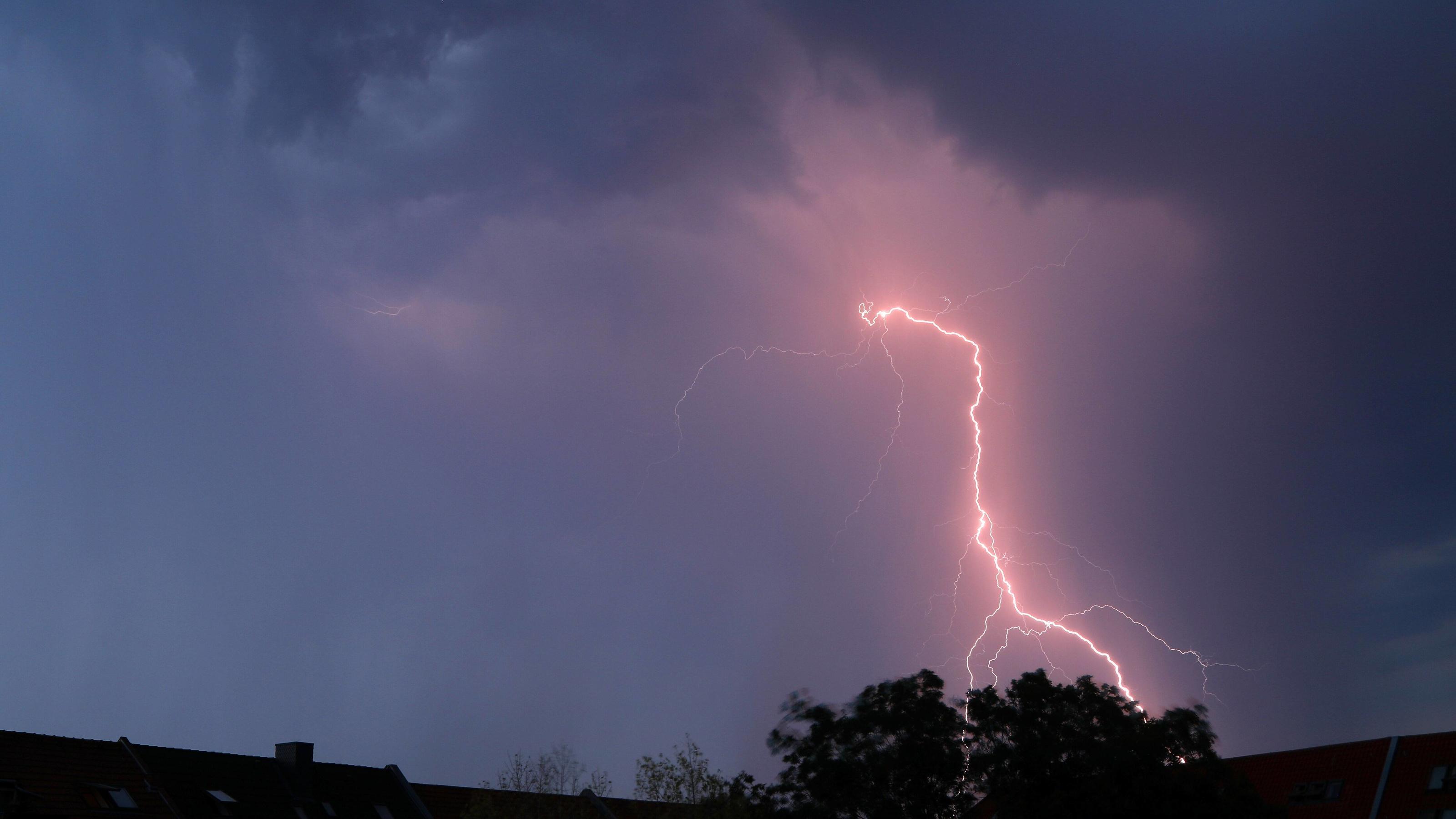 Konvektive Saison beginnt: Erste Gewitterlage des Jahres 2021 Eine Gewitterwolke, aus der ein Blitz gen Boden fährt.
