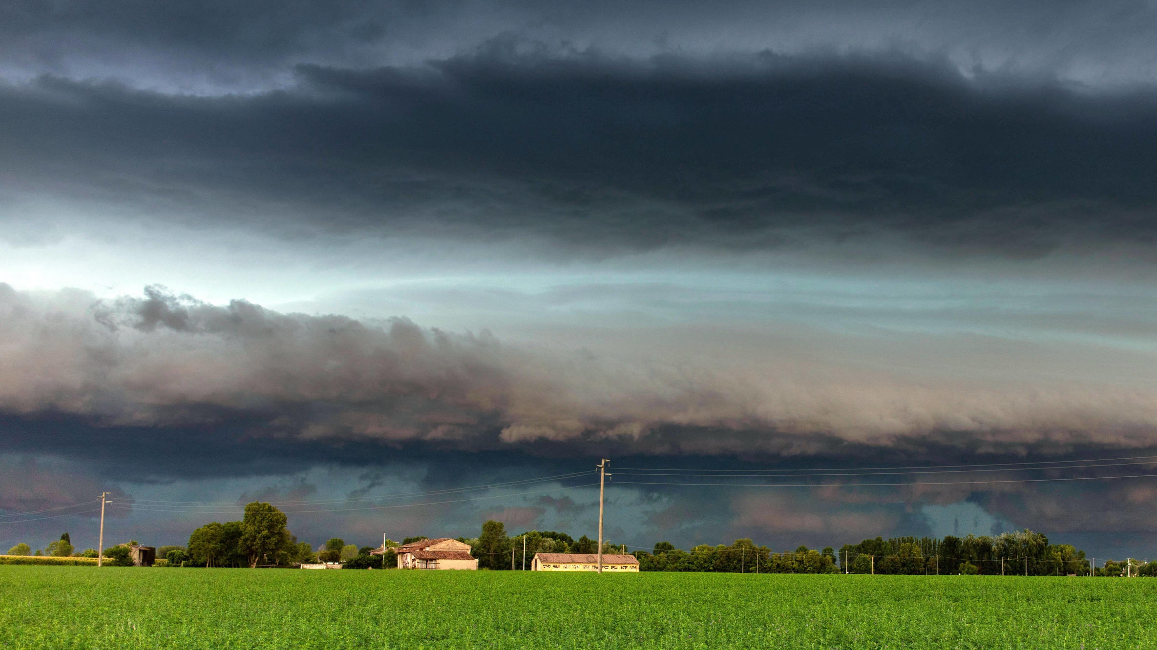 Extremwetter in Teilen Europas: Vor allem Italien und der Alpenraum betroffen News Bilder des Tages 200724 Unwetter. Eine riesige Gewitterfront ist am Freitagmorgen über Norditalien hinweg gezogen. Ein sogenanntes Bow Echo brachte starke Unwetter mit sich. Nahe Bozzolo zog die Unwetterfront mit einer riesigen Shelf cloud auf.