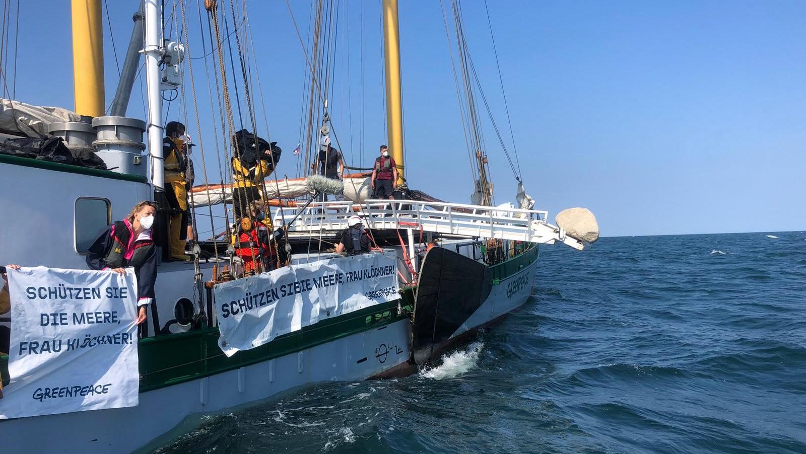 Greenpeace versenkt tonnenschwere Granitblöcke in der Ostsee Greenpeace versenkt Granitblöcke in der Ostsee