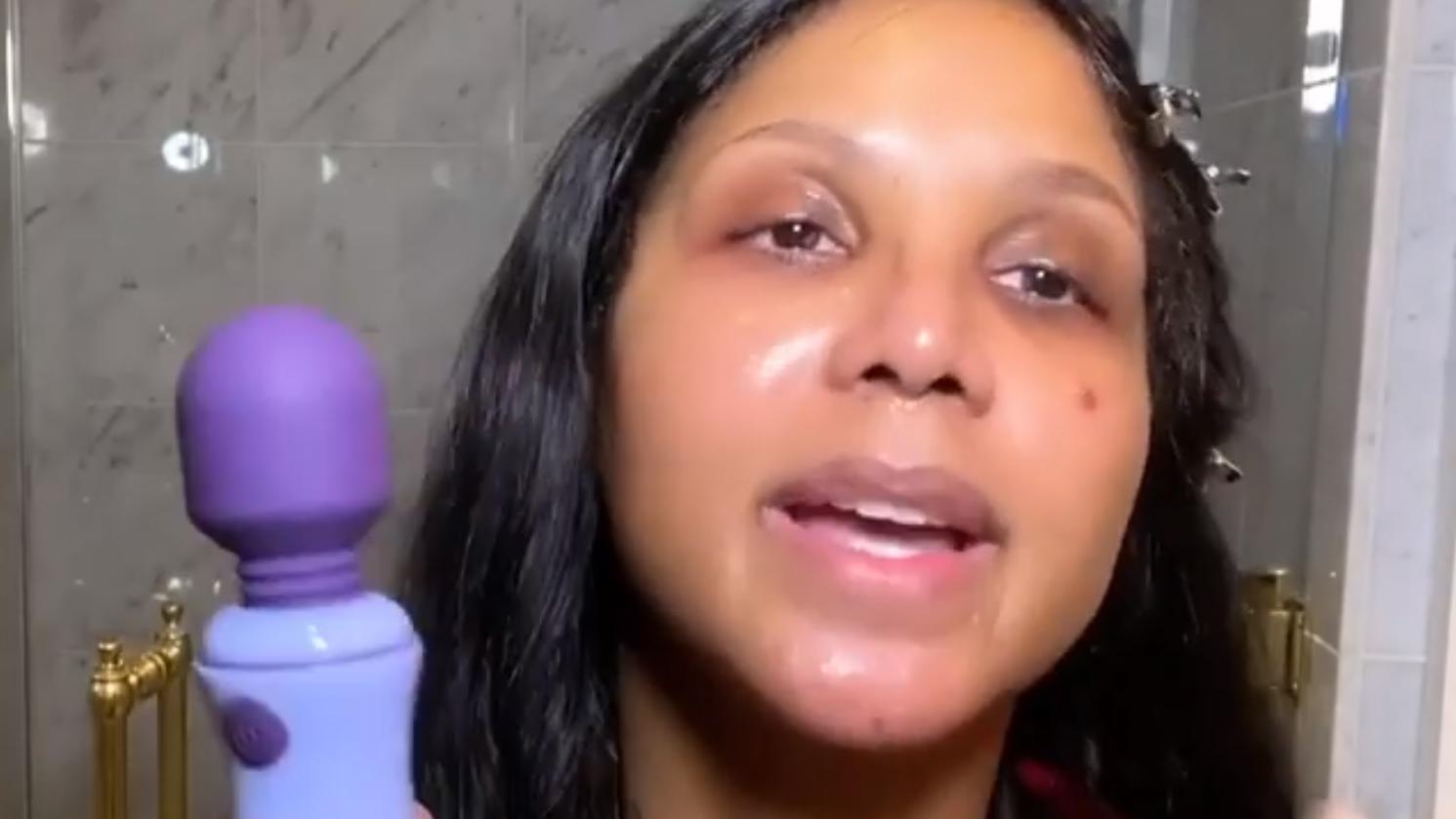 Die Toni-Braxton-Methode: Beauty-Hack Vibrator? Toni Braxton benutzt für ihre Hautreinigung und zur Entspannung einen Vibrator.