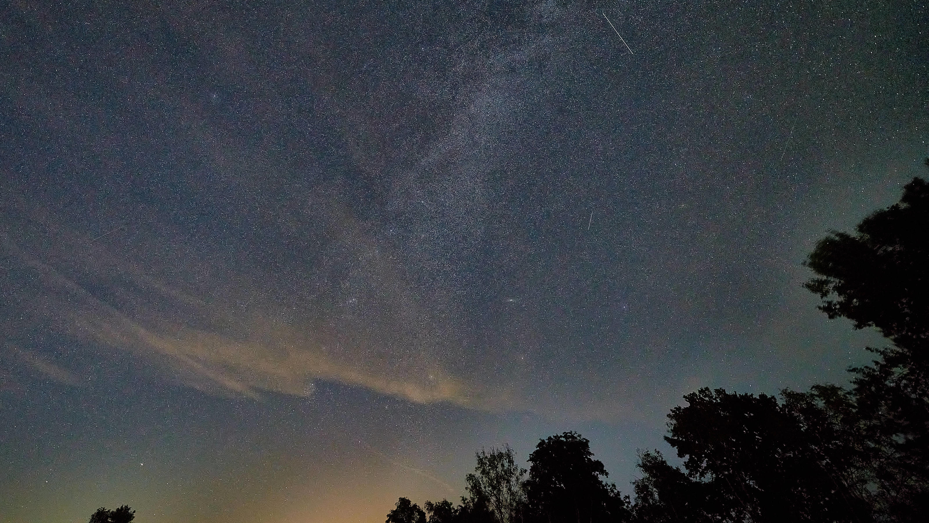 Wetterbericht für den 13.08.2020: DWD-Warnungen bleiben - Hitze und Gewitter haben uns weiter im Griff Meteoritenschauer am nächtlichen Sternenhimmel Perseiden, Sternschuppen erschienen im Monat August jährlich wiederkehrend, Flecken Langwedel Niedersachsen Deutschland *** meteorite showers in the nightly starry sky Perseids, star sheds appeared in t
