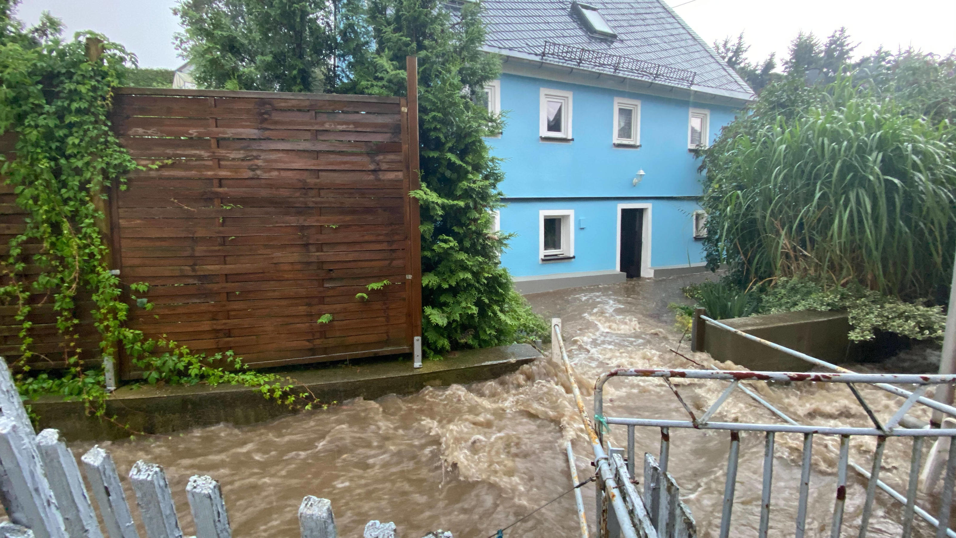 Wetterbericht für den 13.08.2020: DWD-Warnungen bleiben - Tropenhitze und Gewitter bestimmen unser Wetter 200811 Unwetter. Schon wieder schwere Unwetter in Sachsen. Diesmal ist die Gegend um Chemnitz betroffen. Hochwasseralarm im Ort Auerswalde. Über 100 Liter auf dem Quadratmeter in nur einer Stunde lies den Bach über die Ufer treten. Das Wasser steht