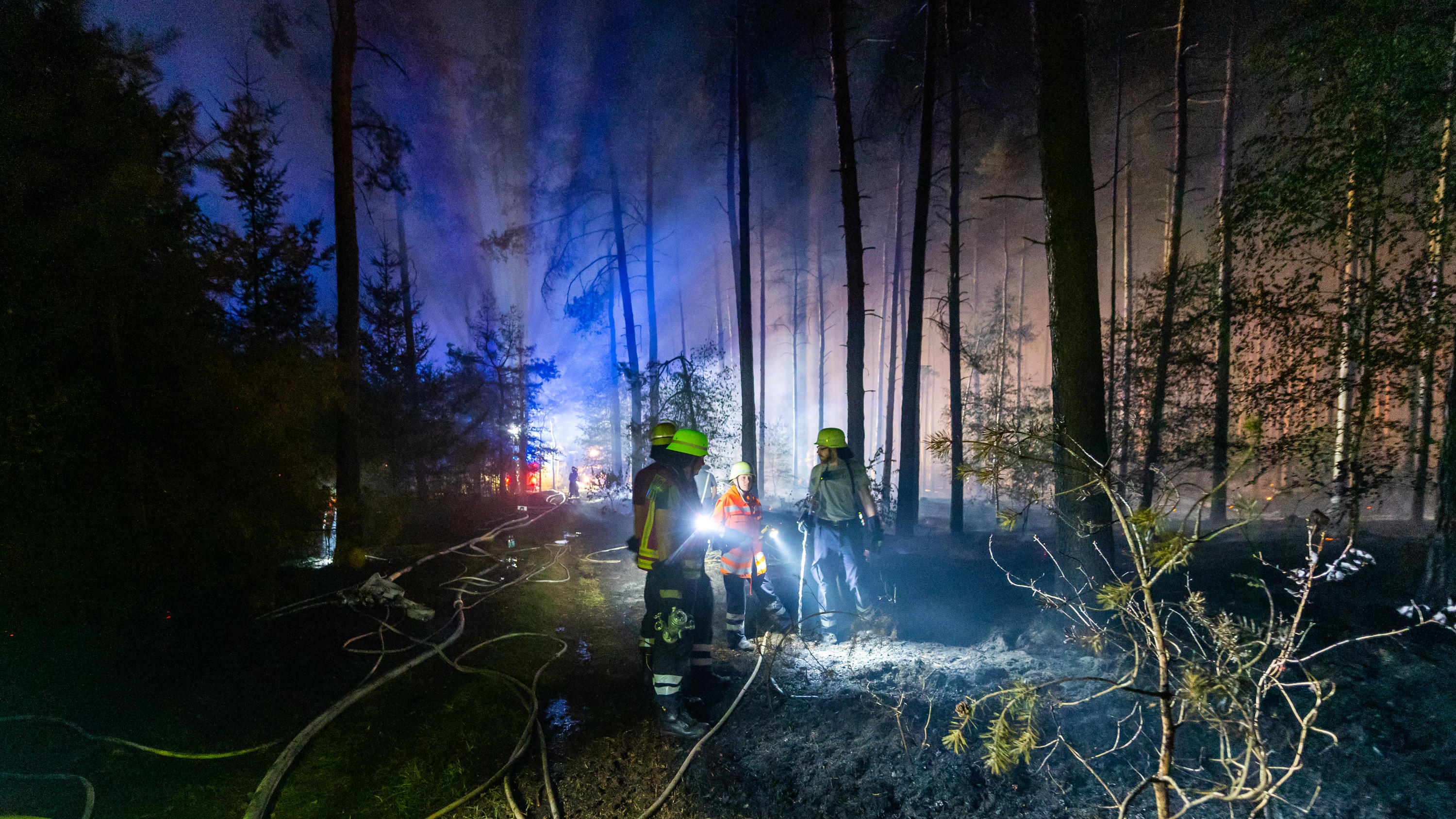 Reifenpanne an der A7 führt zu Waldbrand im Heidekreis dpatopbilder - 12.08.2020, Niedersachsen, Essel: Einsatzkräfte der Feuerwehr führen Nachlöscharbeiten in einem Waldstück durch. Wegen eines großflächigen Brandes im Heidekreis ist das Wochenendgebiet Esseler Wald am Mittwochabend nach Polizeiangaben