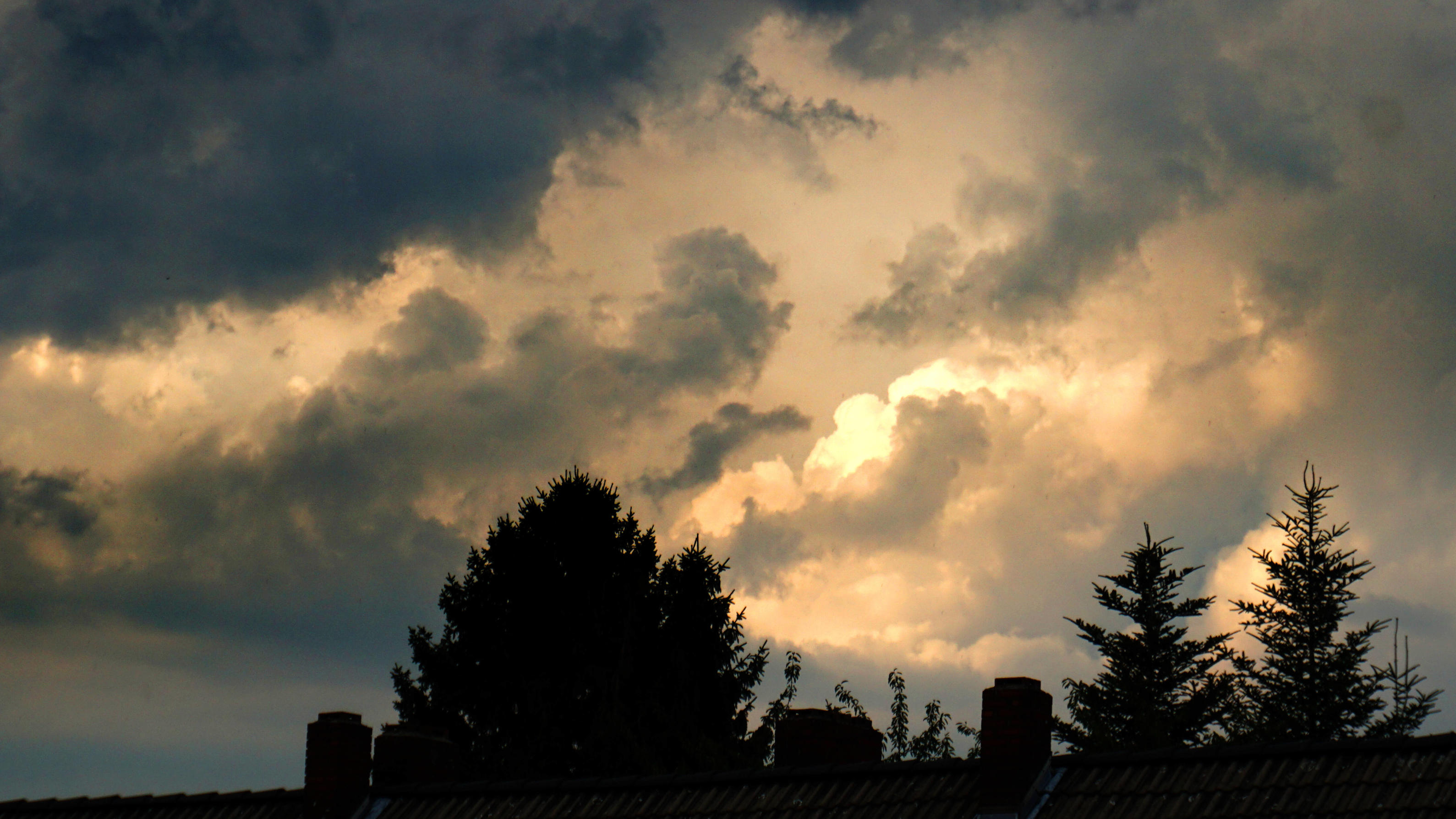 7-Tage-Wettertrend: Neue Woche startet mit Unwettern und endet mit Hitze-Quickie Quellwolken und Gewitterlage Zu Beginn eines Unwetters zeigen sich die unheilvollen Wolken wenige Augenblicke bevor es regional zu einem schweren Gewitter mit Starkregen kam. Essen Nordrhein-Westfalen Deutschland Bedingrade *** Spring clouds and thun