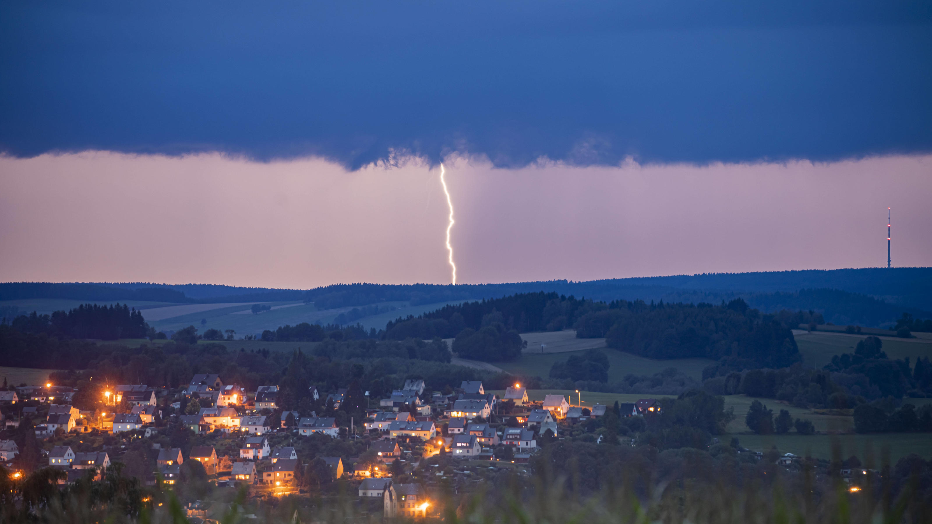 Wo steckt eigentlich der Frühling in diesem Frühling 2021? 200818 Gewitter. Blitzgewitter am Abend im Erzgebirge Potz Blitz Einige Gewitter zogen am heutigen Dienstag über Sachsen hinweg. Diese waren teilweise recht blitzintensiv. Die Gewitter waren an einem Trog gebunden. Dieser ist rückseitig einer Kaltfr