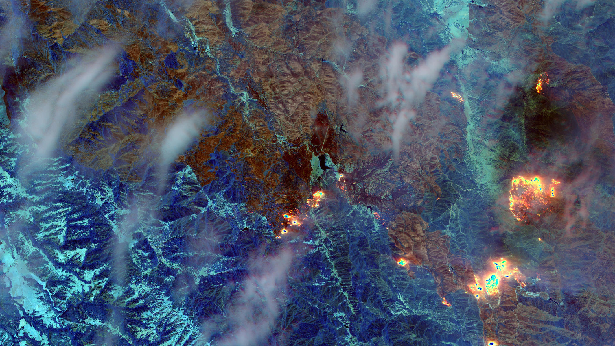 Rauchwolken der Kalifornien-Waldbrände ziehen bis Europa - Wie gefährlich ist der Rauch? HANDOUT - 23.08.2020, USA, Kalifornien: Das Satellitenbild zeigt einen Überblick über die Waldbrände in Kalifornien. Der Maxar-Satellit WorldView-3 ist mit einem Kurzwellen-Infrarot-Sensor (SWIR) ausgestattet, der den Rauch durchdringt und es ermögli