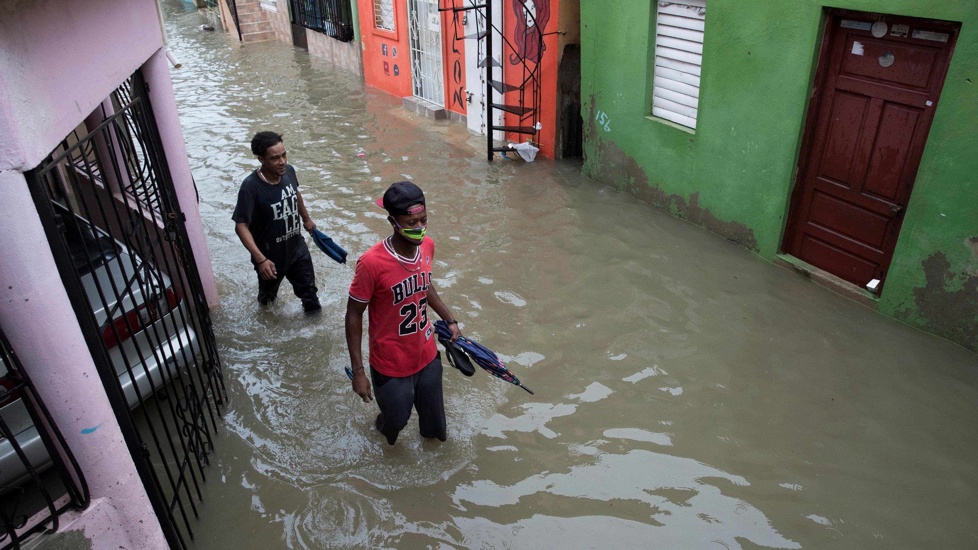 Hurrikan Laura nahm ihm das Haus, aber hinterließ ihm etwas People walk on a completely flooded street due to heavy rains from Storm Laura, in Santo Domingo, Dominican Republic, 23 August 2020. At least three people died this Sunday in the Dominican Republic due to torrential rains caused by Tropical Storm L