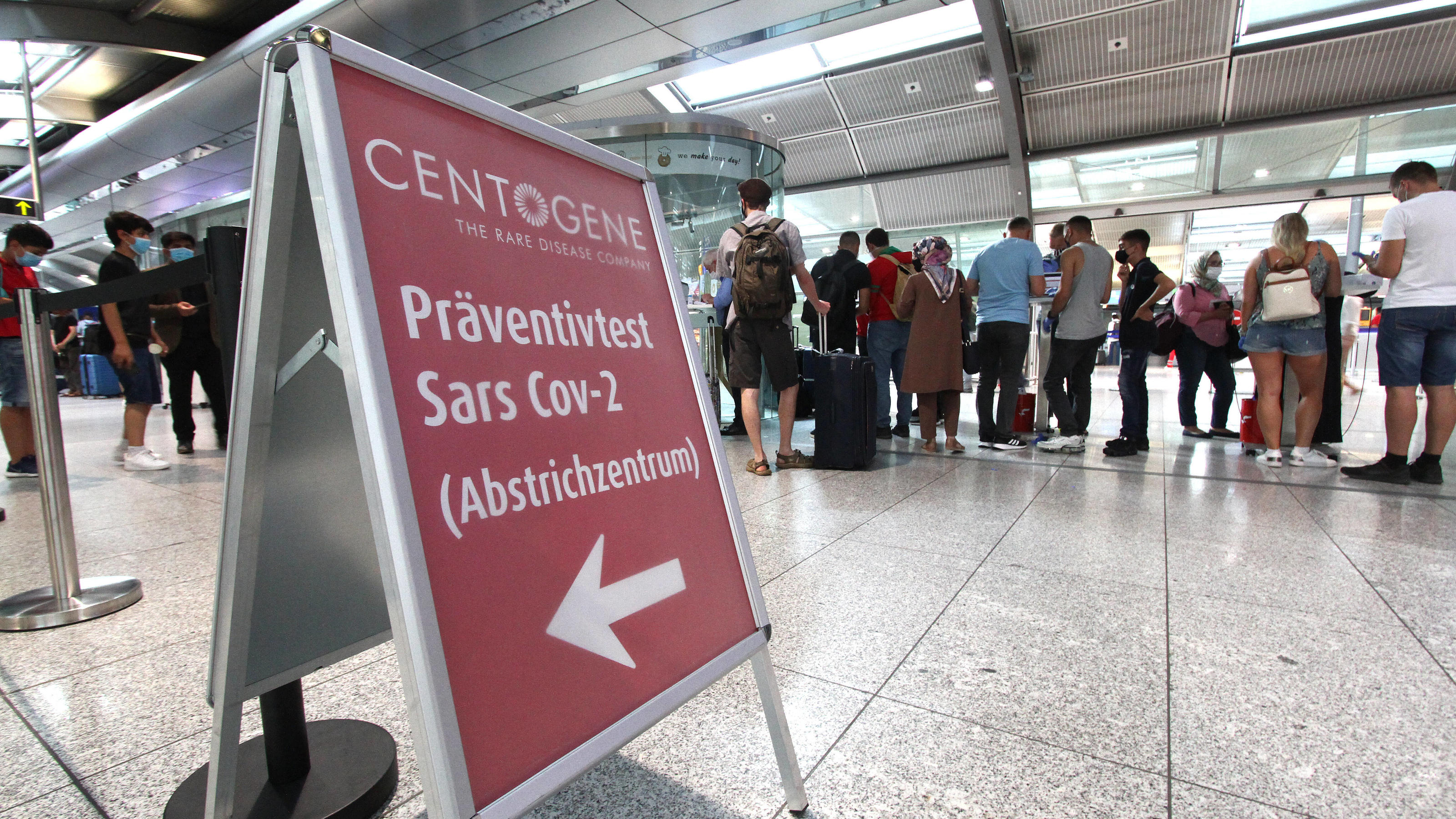 Die wichtigsten Änderungen ab 1. Oktober Großer Andrang von Reiserückkehrern und Einreisende an einem Covid-19 Testzentrum von Centogene im Flughafen Frankfurt, die sich nach Reiseende auf Corona testen lassen, Hessen, Deutschland *** Large crowd of people returning and entering the countr