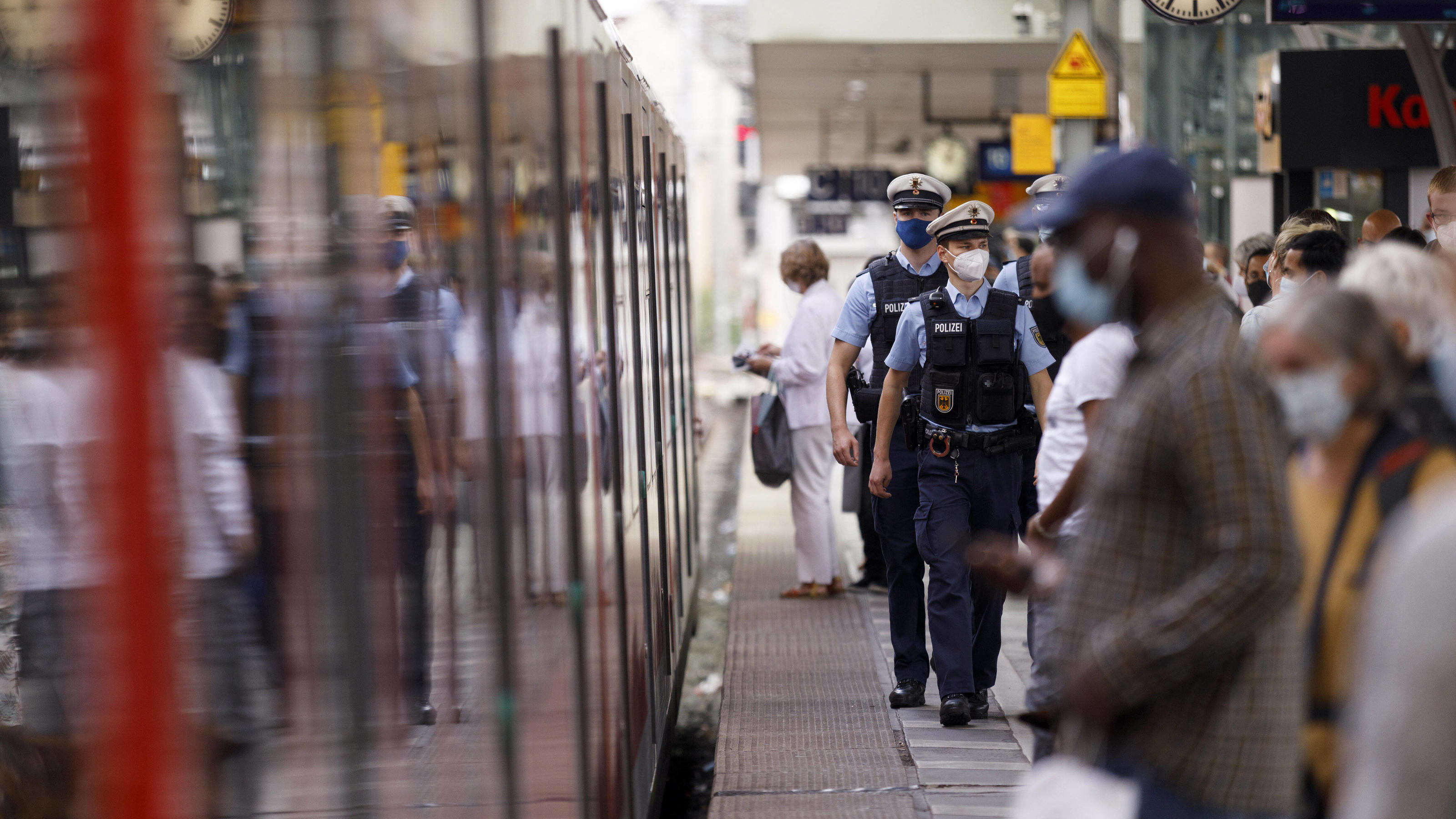 Sturm Kirsten: Das war der Live-Ticker Ordnungsämter, Bundespolizei, die Bahn und die Verkehrsunternehmen kontrollieren mit einer landesweiten Großaktion die Einhaltung der Maskenpflicht im Busverkehr und Bahnverkehr - im Bild die Schwerpunktkontrolle am Kölner Hauptbahnhof. Köln, 24.08.