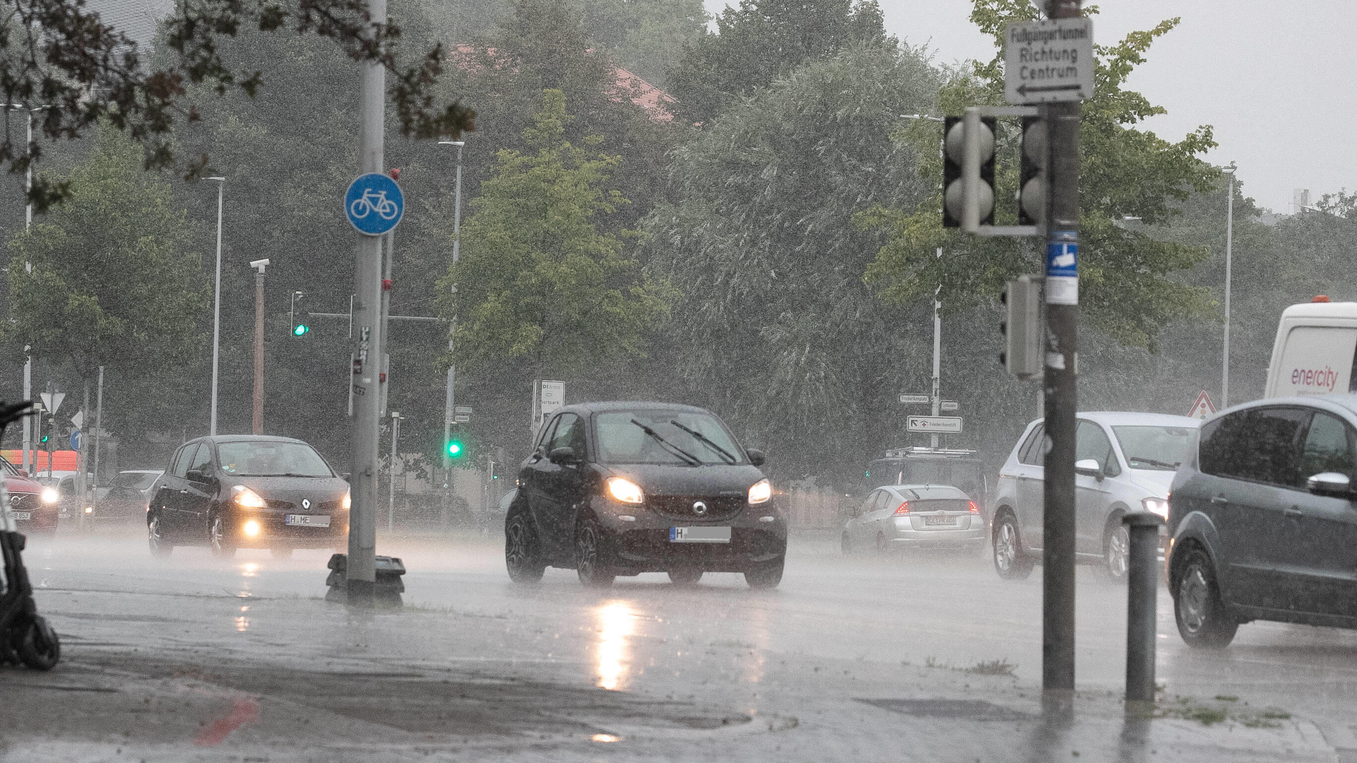 Ausblick auf den August: Der 30-Grad-Sommer hat noch Chancen Niedersachsen, Hannover, 17.08.2020, Unwetter in der Landeshauptstadt, Starkregen, Regen, *** Lower Saxony, Hannover, 17 08 2020, thunderstorm in the state capital, heavy rain, rain,