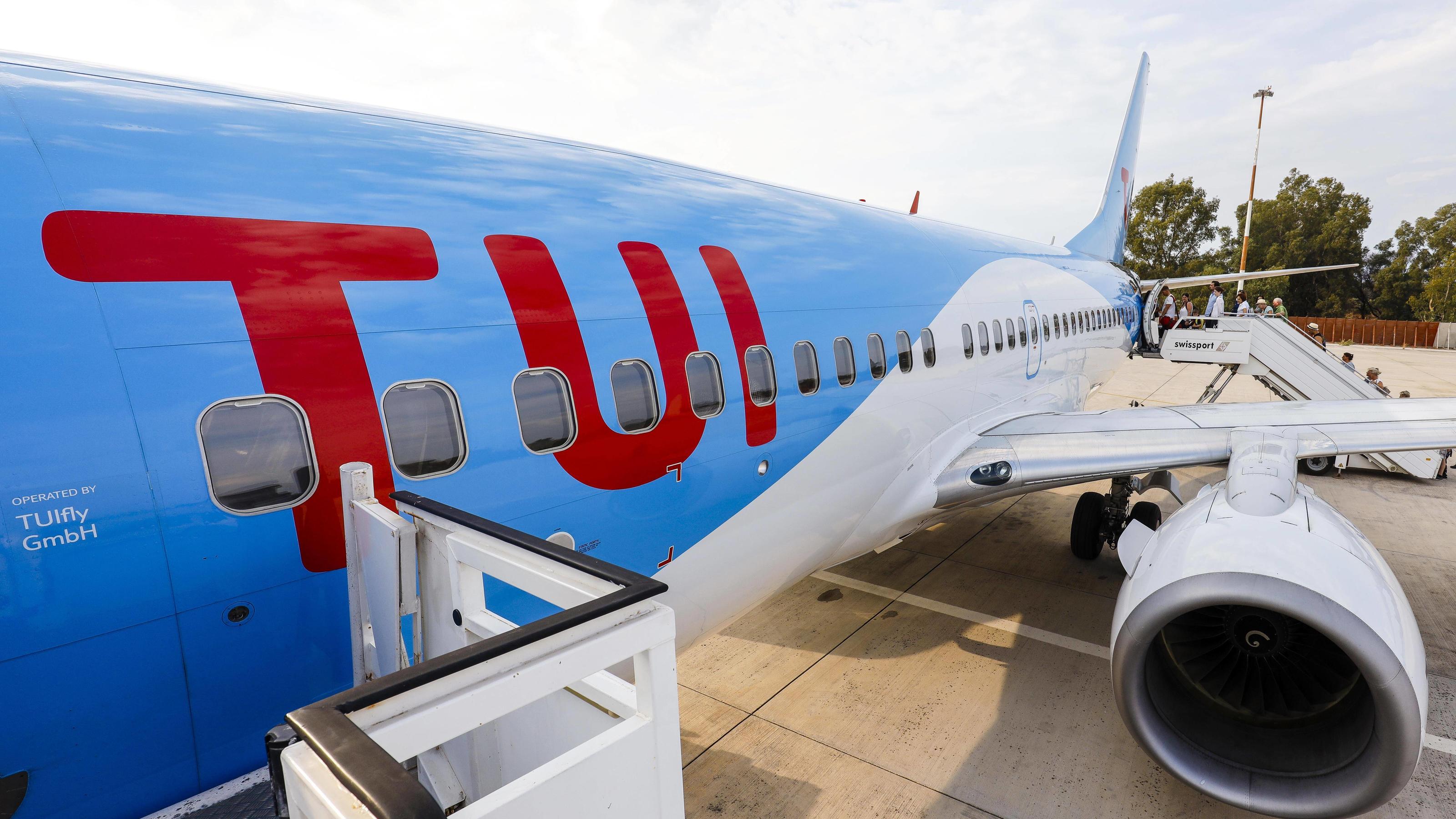 Die wichtigsten Änderungen im Oktober 2021 Urlauber besteigen ein TUI-Flugzeug,