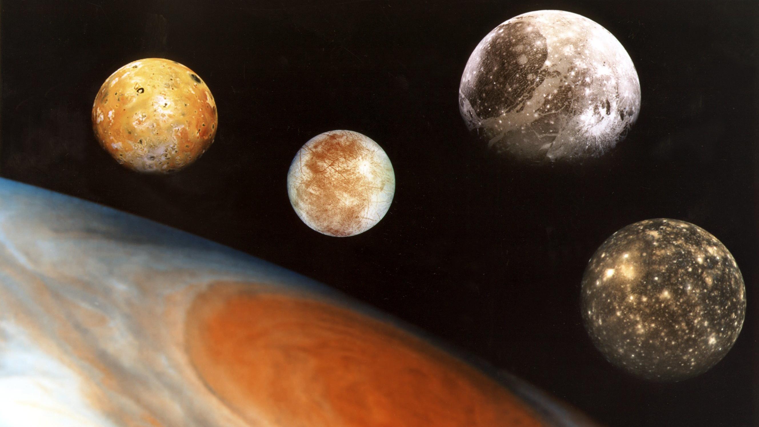 ESA-Raumsonde JUICE reist mit einer Menge Fragen zu den Jupiter-Monden Jupiter und seine vier größten Monde Io, Europa, Ganymed und Kallisto (von links nach rechts).