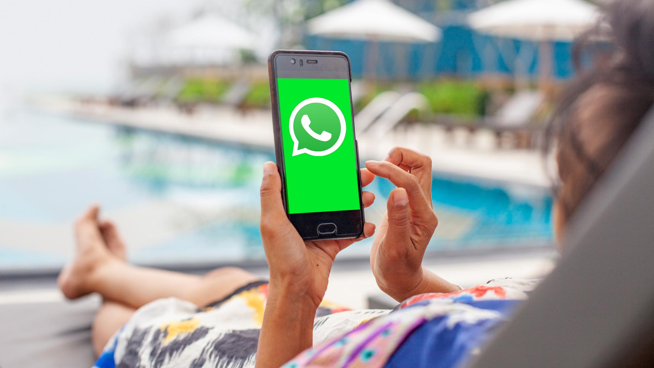 WhatsApp Mit Handy am Strand