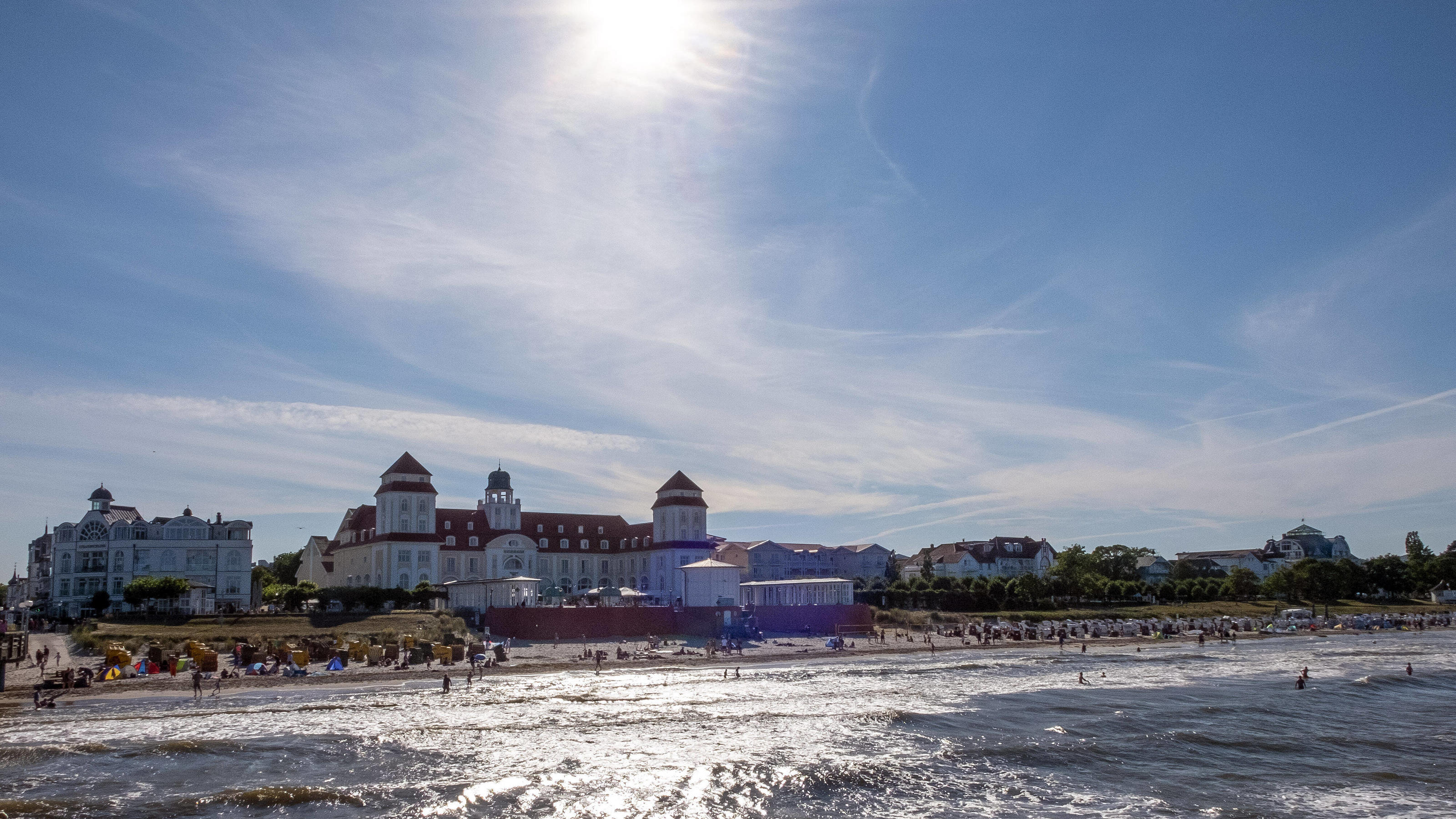 Sommer im September: So nutzen Sie die 30 Grad am besten Badewetter auf Ruegen Die Urlauber baden in der Ostsee vor dem Kurhaus Binz auf Ruegen. Binz Mecklenburg-Vorpommern Deutschland *** Bathing weather in Ruegen Holidaymakers swim in the Baltic Sea in front of the Kurhaus Binz in Ruegen Binz Mecklenbur