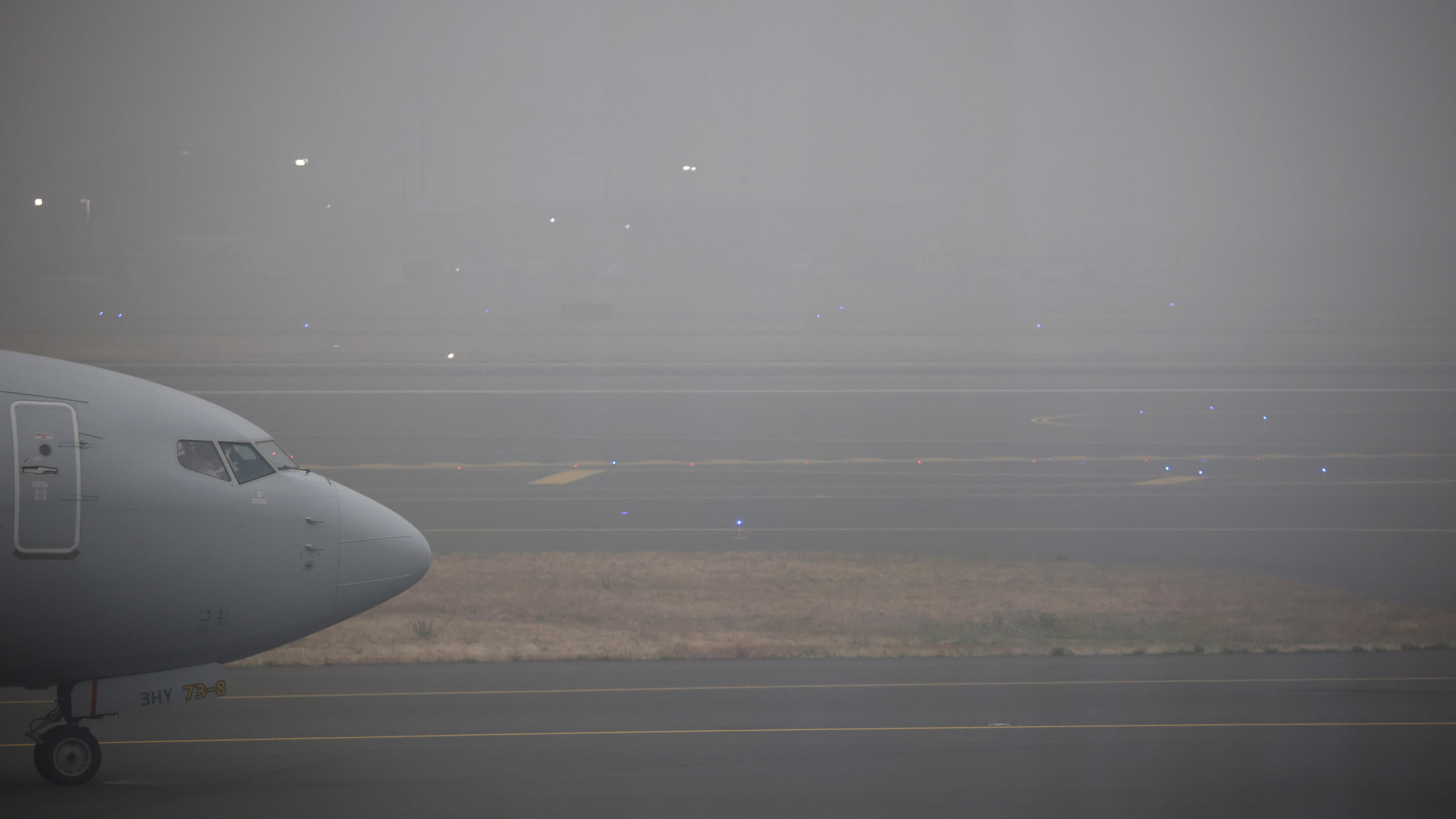 Waldbrände in Kalifornien: Rauch bereits in Europa angekommen A commercial aircraft is seen as smoke from wildfires covers an area at the Portland International Airport, in Portland, Oregon, U.S., September 12, 2020. REUTERS/Carlos Barria