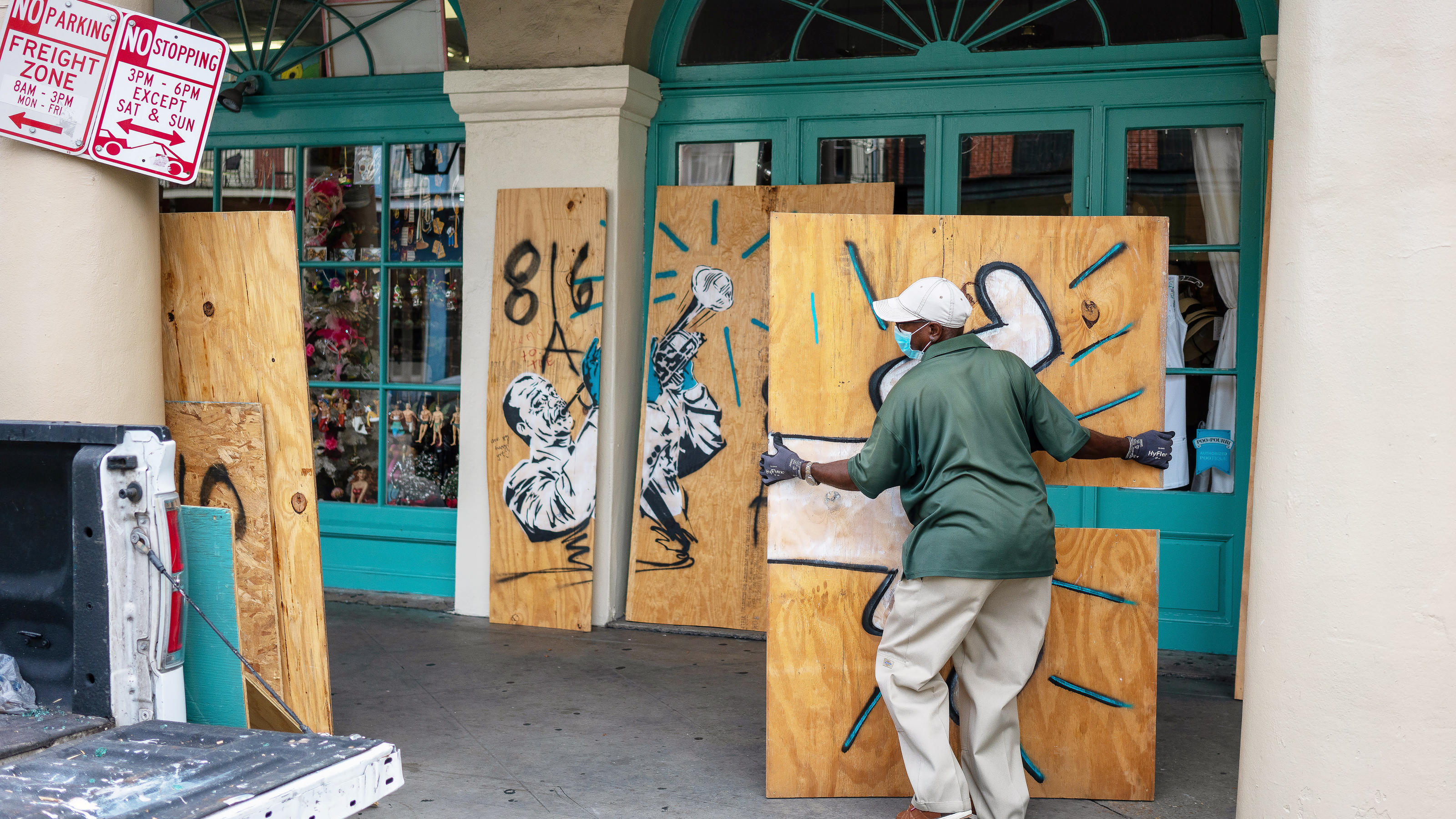 Hurrikan-Alarm in den USA: Sally zwingt Bundesstaaten in den Notstand City of New Orleans worker Louis Marrero boards up businesses in the French Quarter as the city braces for the arrival of Tropical Storm Sally in New Orleans, Louisiana, U.S., September 14, 2020. REUTERS/Kathleen Flynn