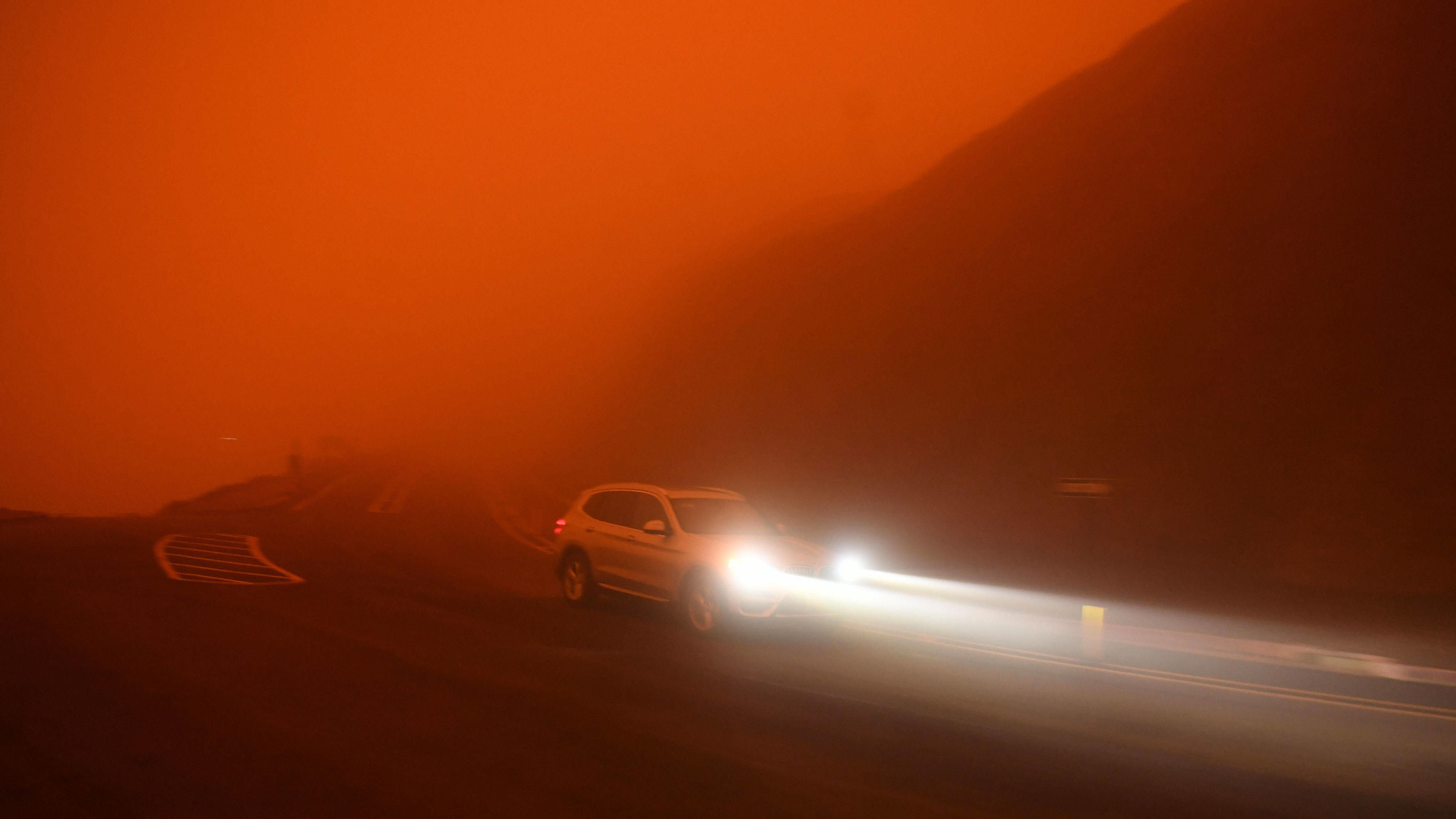 Waldbrände in Kalifornien und Klimawandel: Donald Trumps Aussagen im Faktencheck 200910 -- SAN FRANCISCO, Sept. 10, 2020 -- A car runs on the road near the Golden Gate Park at noon in San Francisco, the United States, Sept. 9, 2020. San Francisco was still as dark as night at noon on Wednesday due to the wildfire. The Northern Ca
