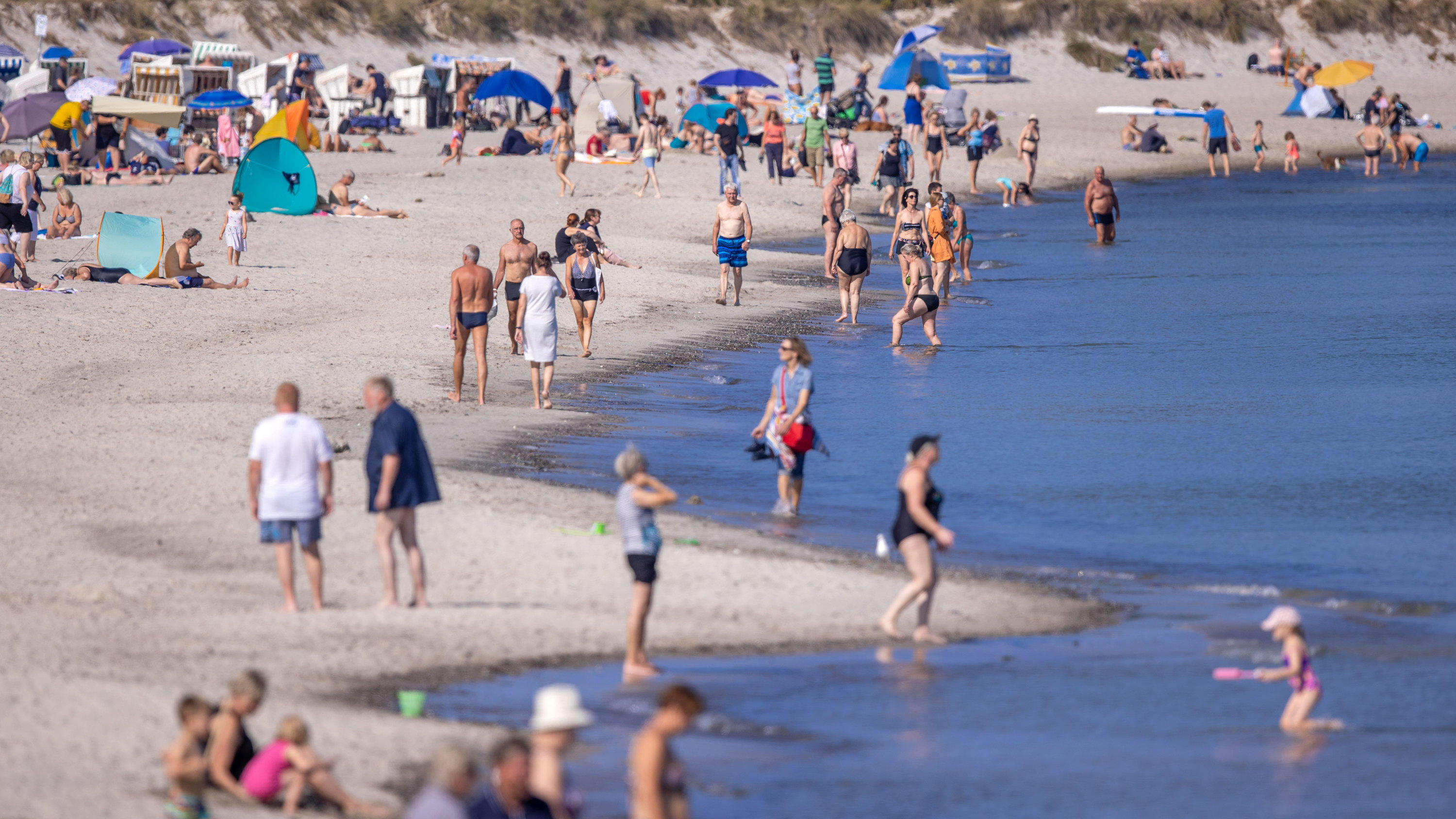 Urlaub bei schönem Wetter und ohne Corona-Angst Sonniges Herbstwetter an der Ostseeküste und der Strand ruft.