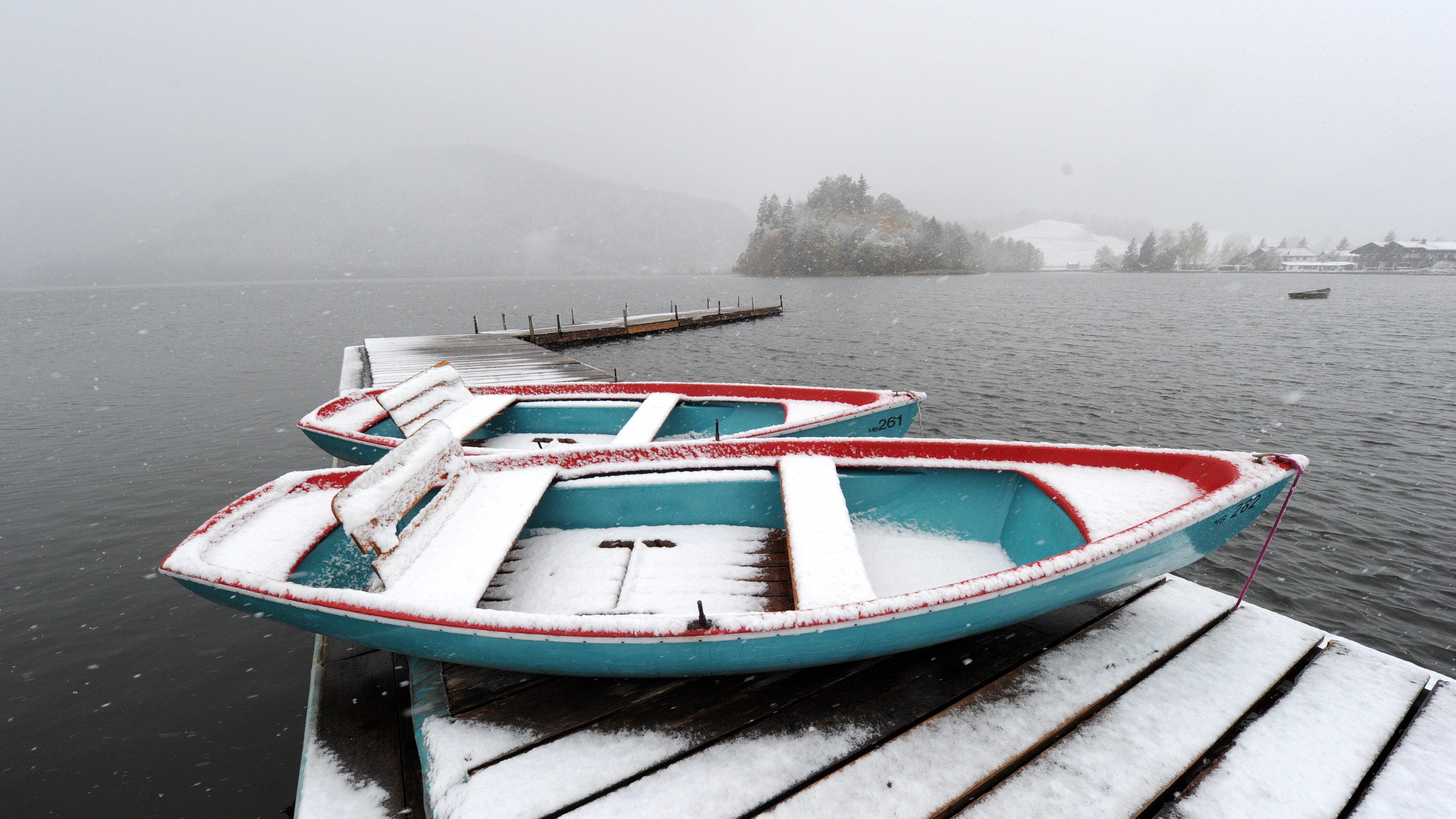 Kalendarischer Herbstanfang bringt uns Wolken, Regen, Wind und Schnee Herbstanfang bringt uns Wolken, Regen, Wind und Schnee
