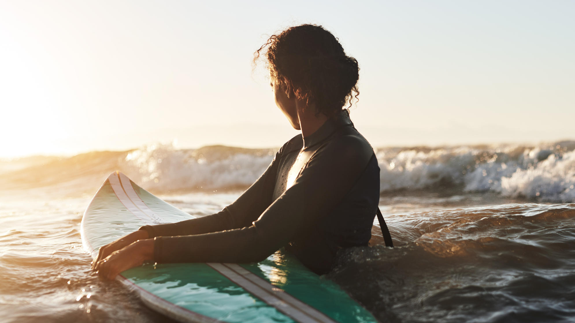 42-Tage-Wettertrend: Wetter-Check für die Herbstferien 2020 Shot of a beautiful young woman surfing in the ocean