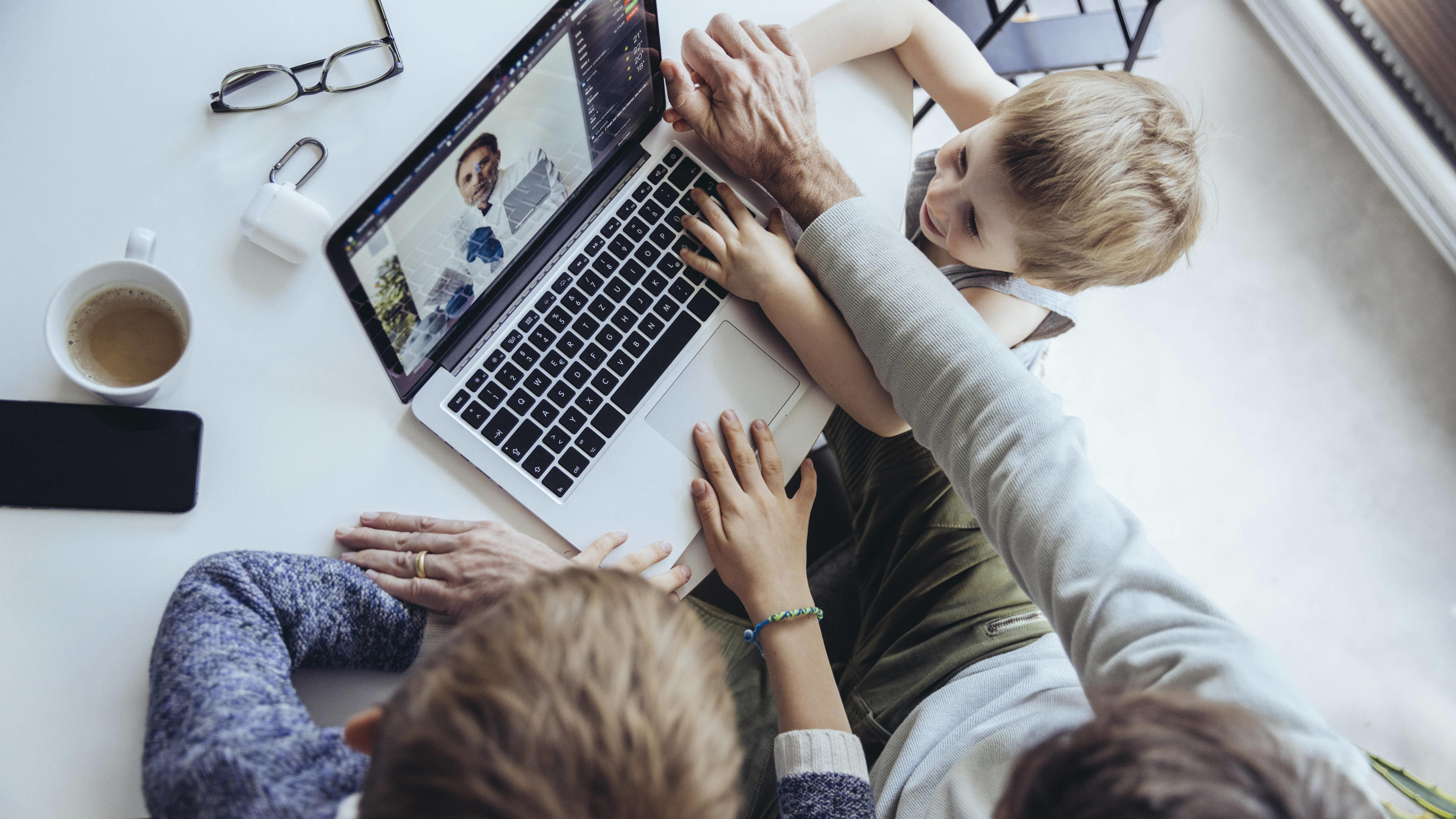 Deutschland im Homeoffice-Hoch - Studie sagte das schon lange voraus! Children disturbing father s video call model released Symbolfoto property released MFF05174