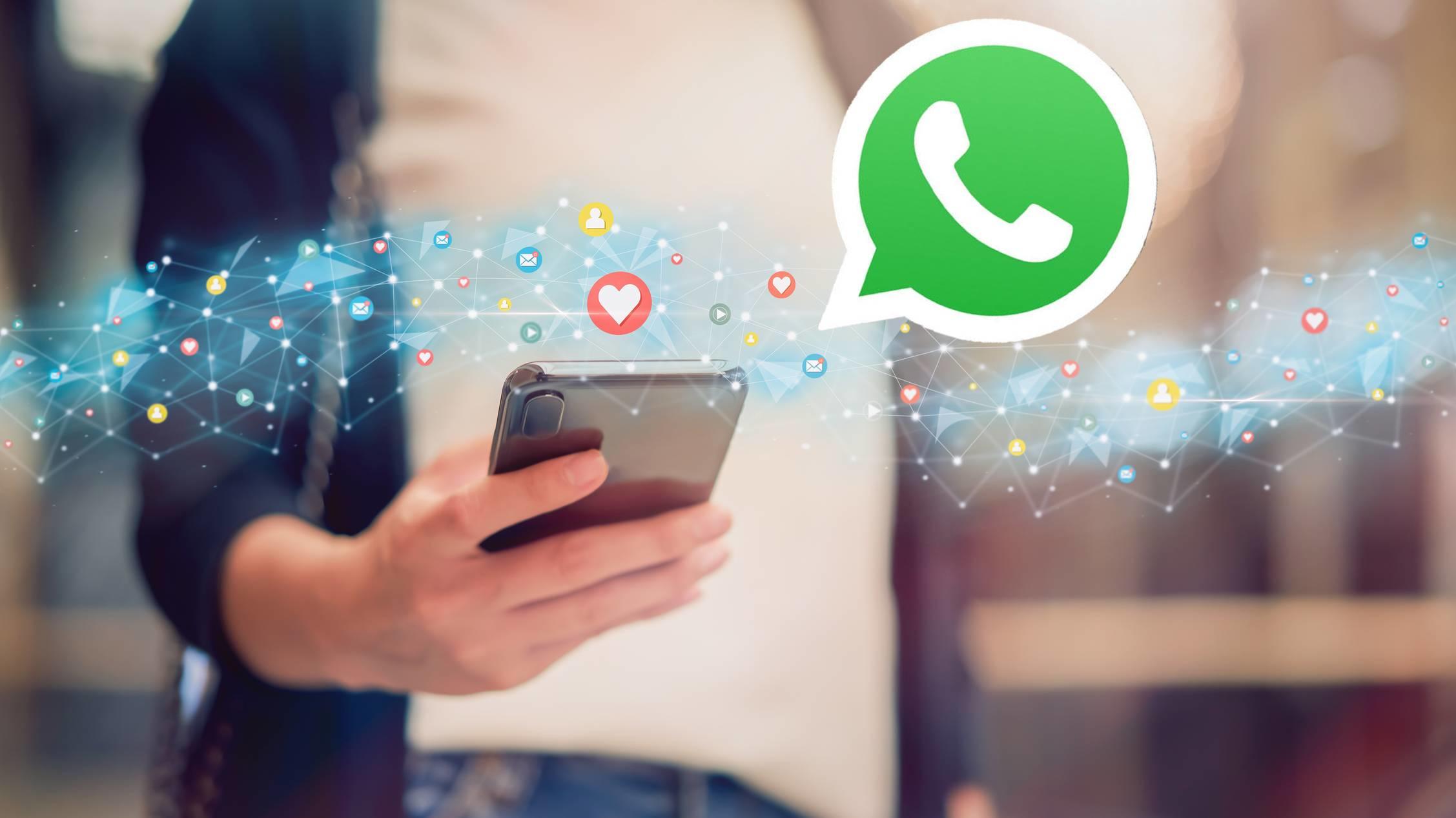 Geniale Neuerung! Mit dieser Funktion wird WhatsApp sofort schöner Frau mit Handy und WhatsApp-Logo
