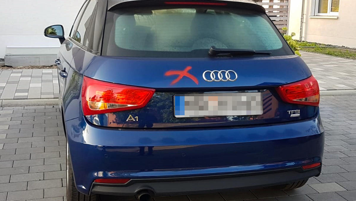 Gießen: Klima-Aktivisten sollen 150 Autos mit roten Kreuzen markiert haben Polizei-Foto zeigt die Markierungen auf den Gießener Autos